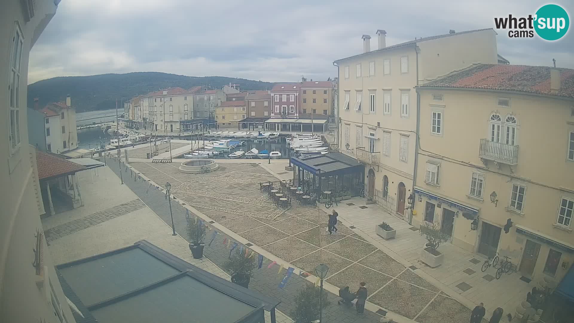 Kamera v ŽIVO Cres mesto – glavni trg in “mandrač” – otok Cres – Hrvaška