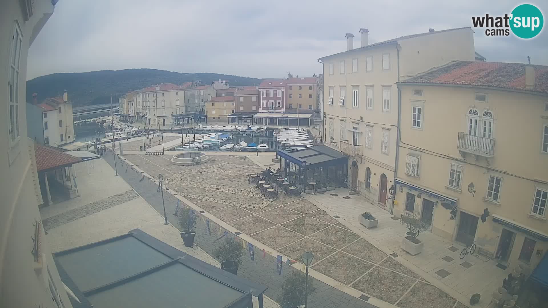 V ŽIVO spletna kamera Cres mesto – glavni trg in “mandrač” – otok Cres – Hrvaška