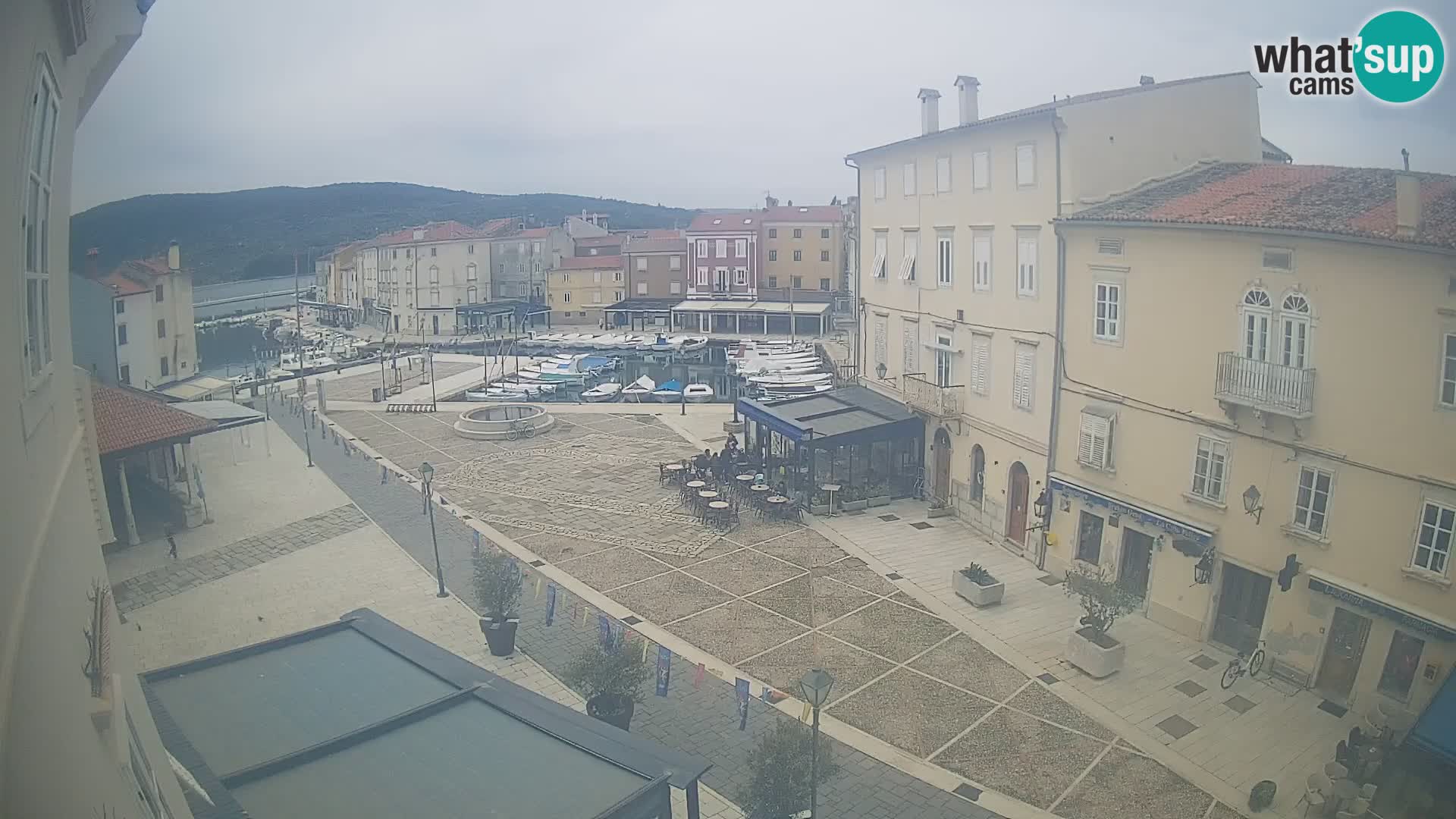 V ŽIVO spletna kamera Cres mesto – glavni trg in “mandrač” – otok Cres – Hrvaška