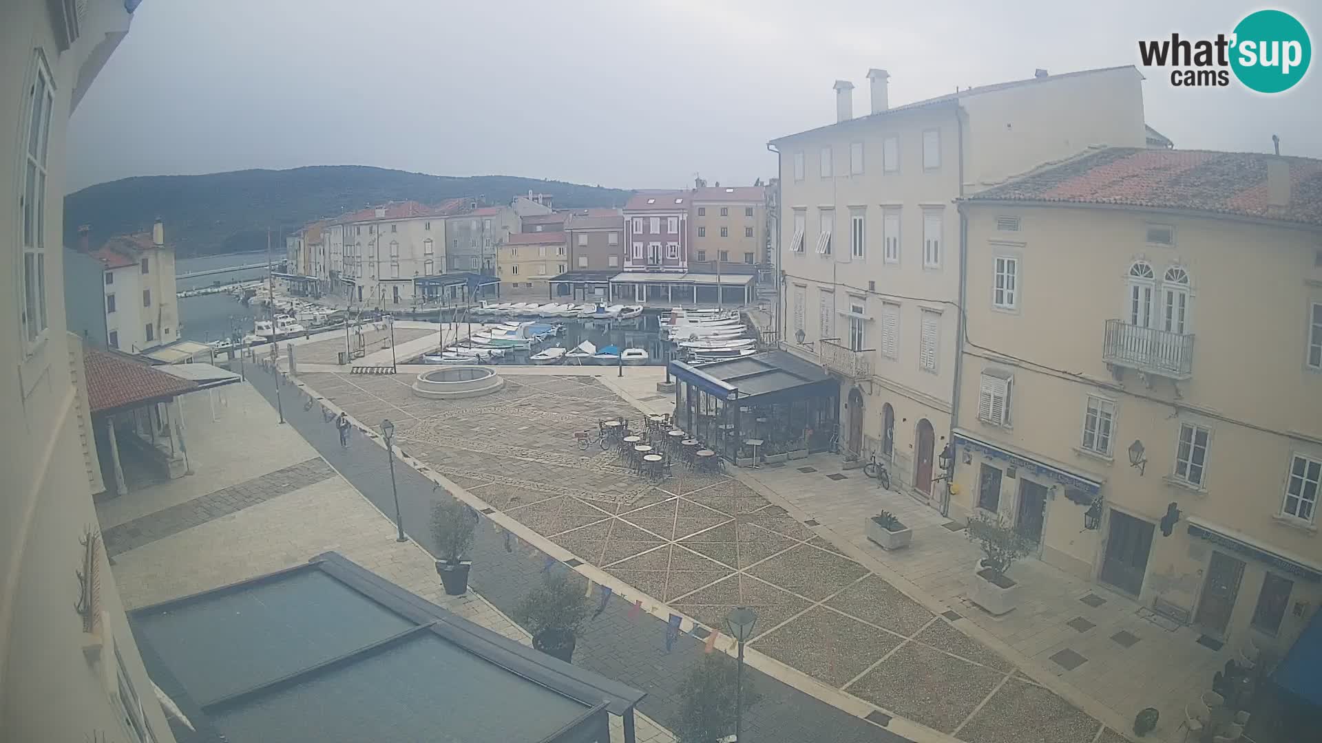 Cámara en vivo ciudad de Cres – plaza principal y “mandrač” – isla de Cres – Croacia