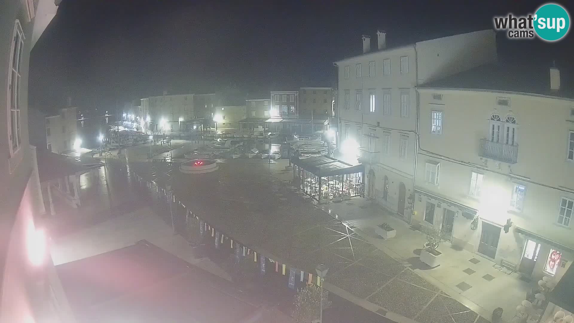 Web kamera Grad Cres – glavni trg i “mandrač” – otok Cres