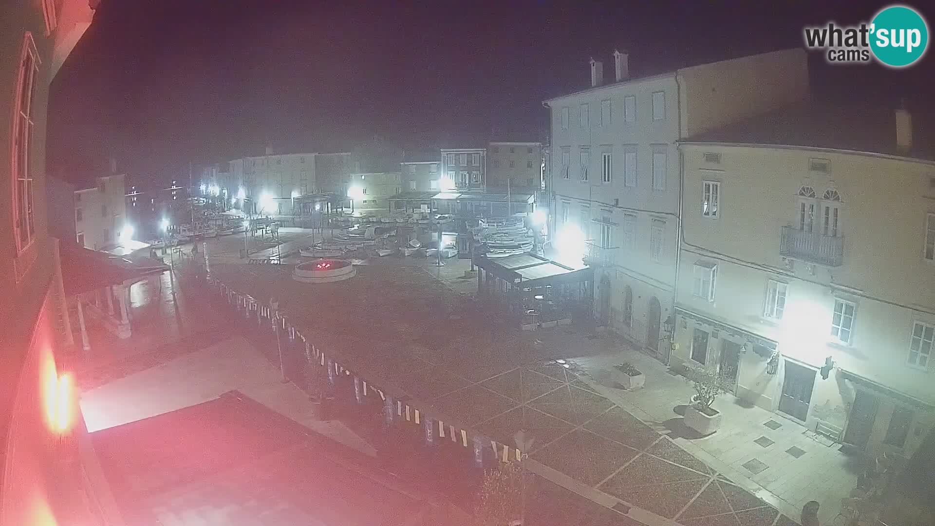 V ŽIVO spletna kamera Cres mesto – glavni trg in “mandrač” – otok Cres – Hrvaška