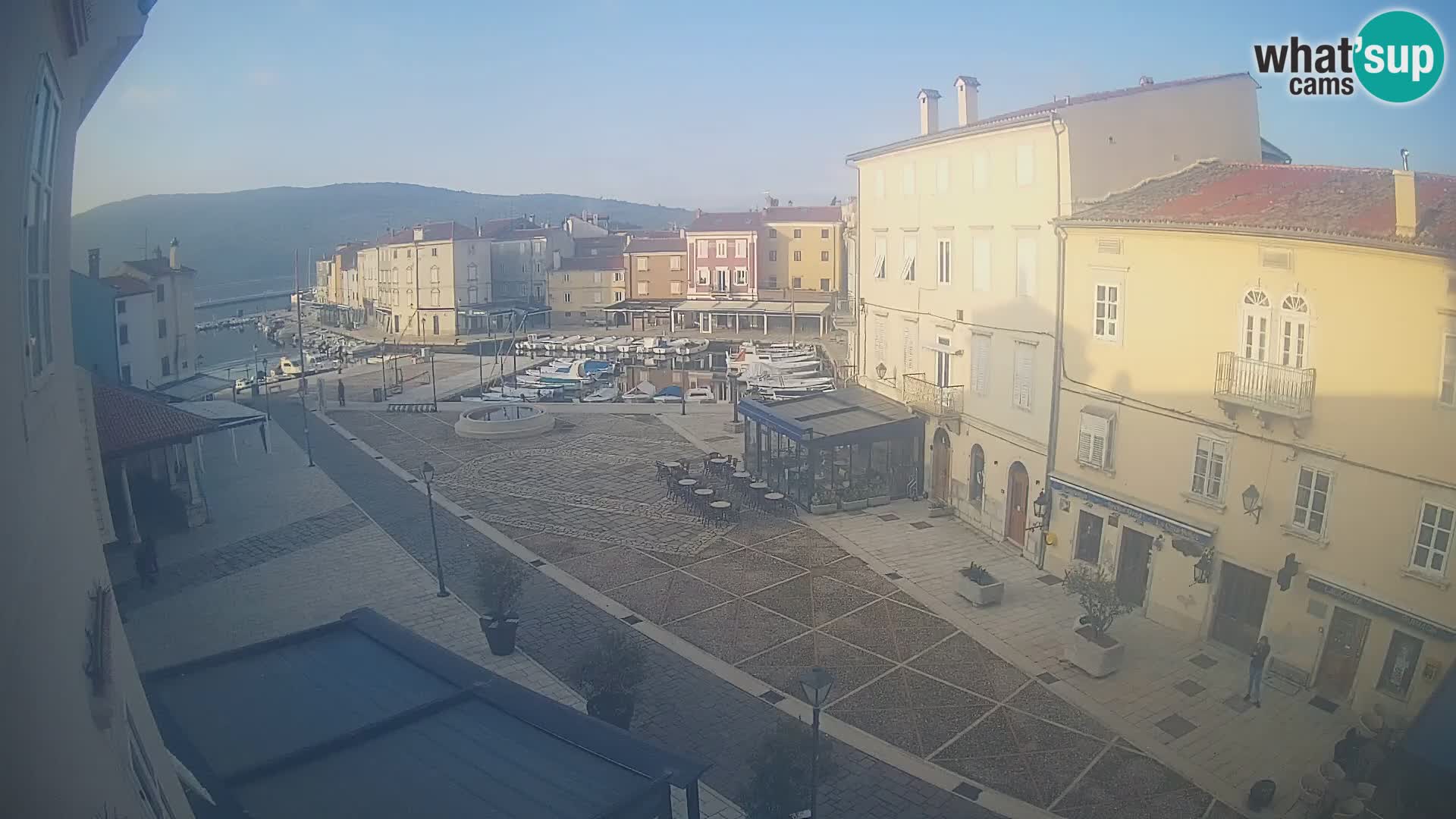 Cámara en vivo ciudad de Cres – plaza principal y “mandrač” – isla de Cres – Croacia