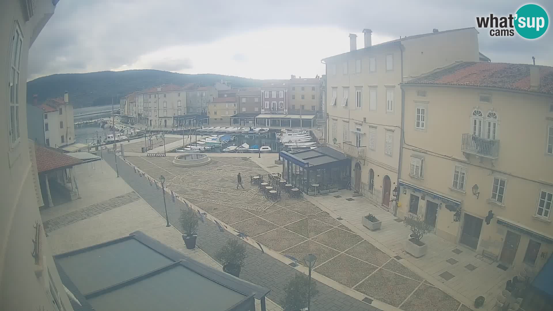 V ŽIVO spletna kamera Cres mesto – glavni trg in “mandrač” – otok Cres – Hrvaška