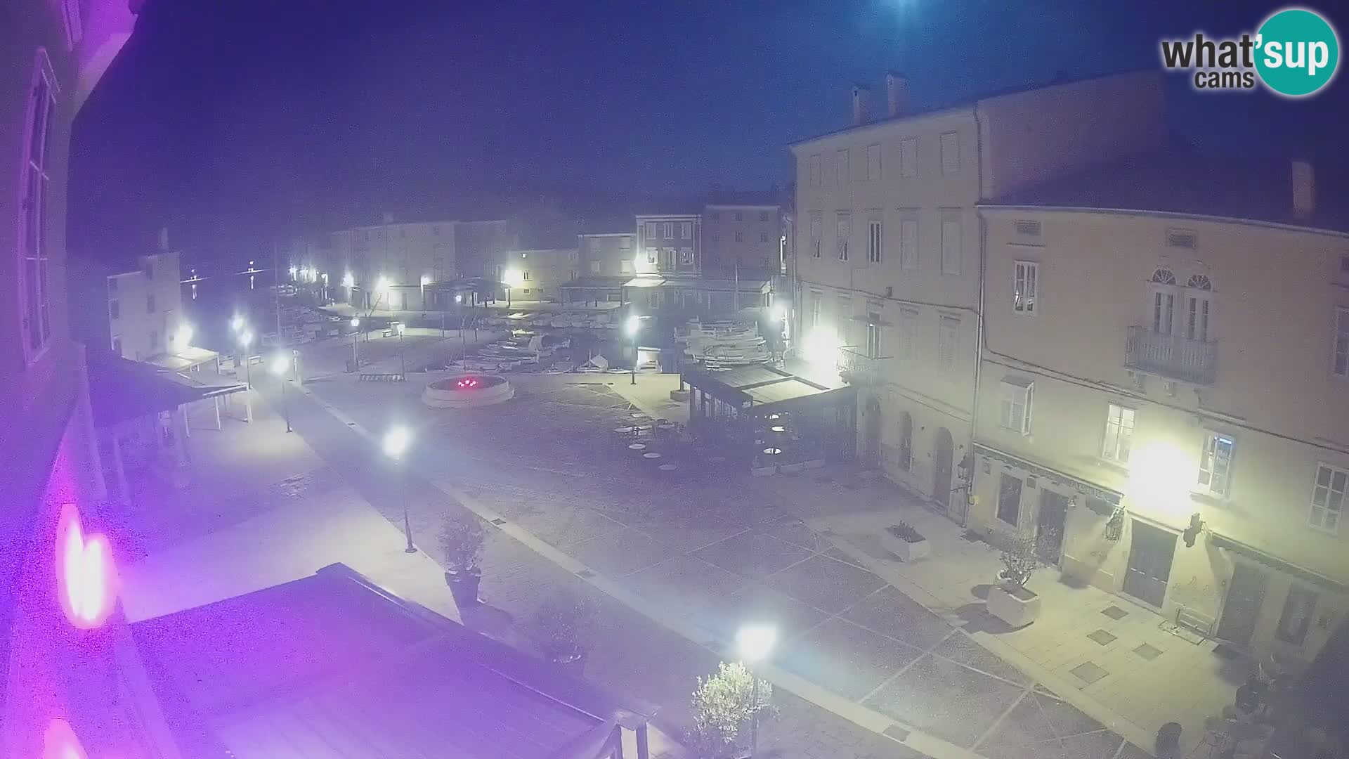 V ŽIVO spletna kamera Cres mesto – glavni trg in “mandrač” – otok Cres – Hrvaška