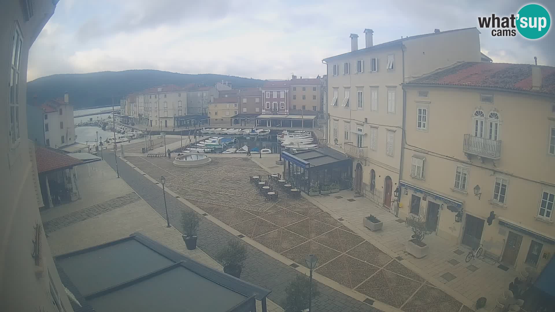 LIVE cam Cres city – place principale et “mandrač” – île de Cres – Croatie