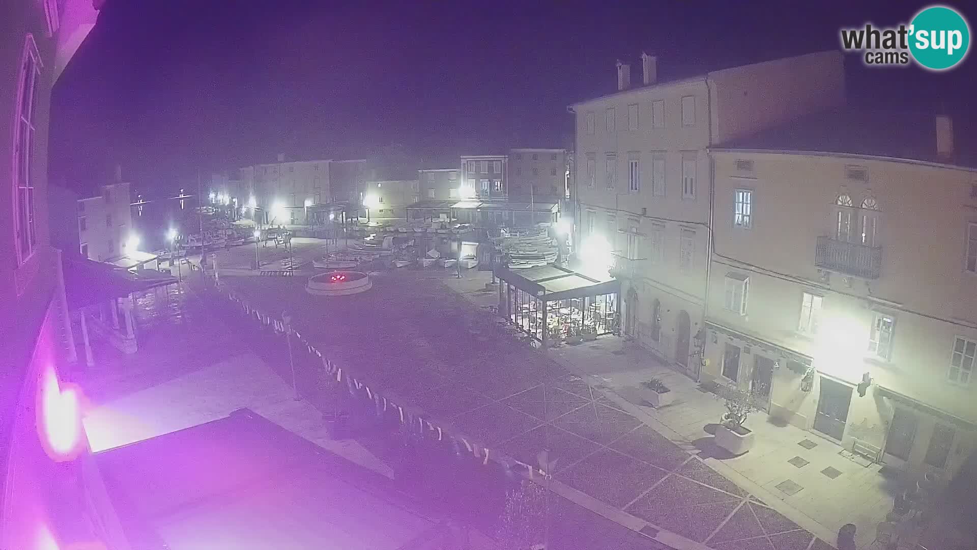 Web kamera Grad Cres – glavni trg i “mandrač” – otok Cres