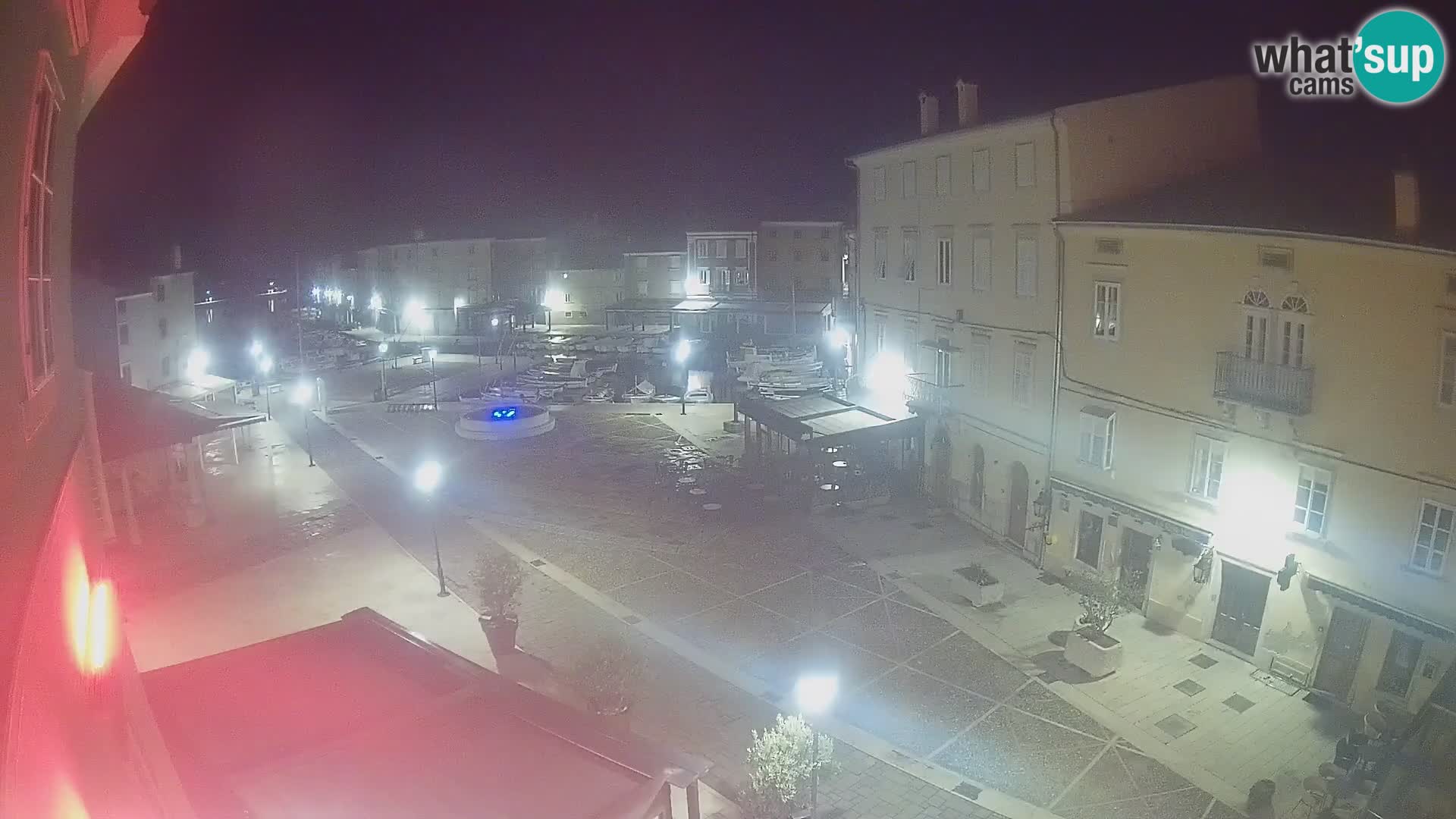 V ŽIVO spletna kamera Cres mesto – glavni trg in “mandrač” – otok Cres – Hrvaška