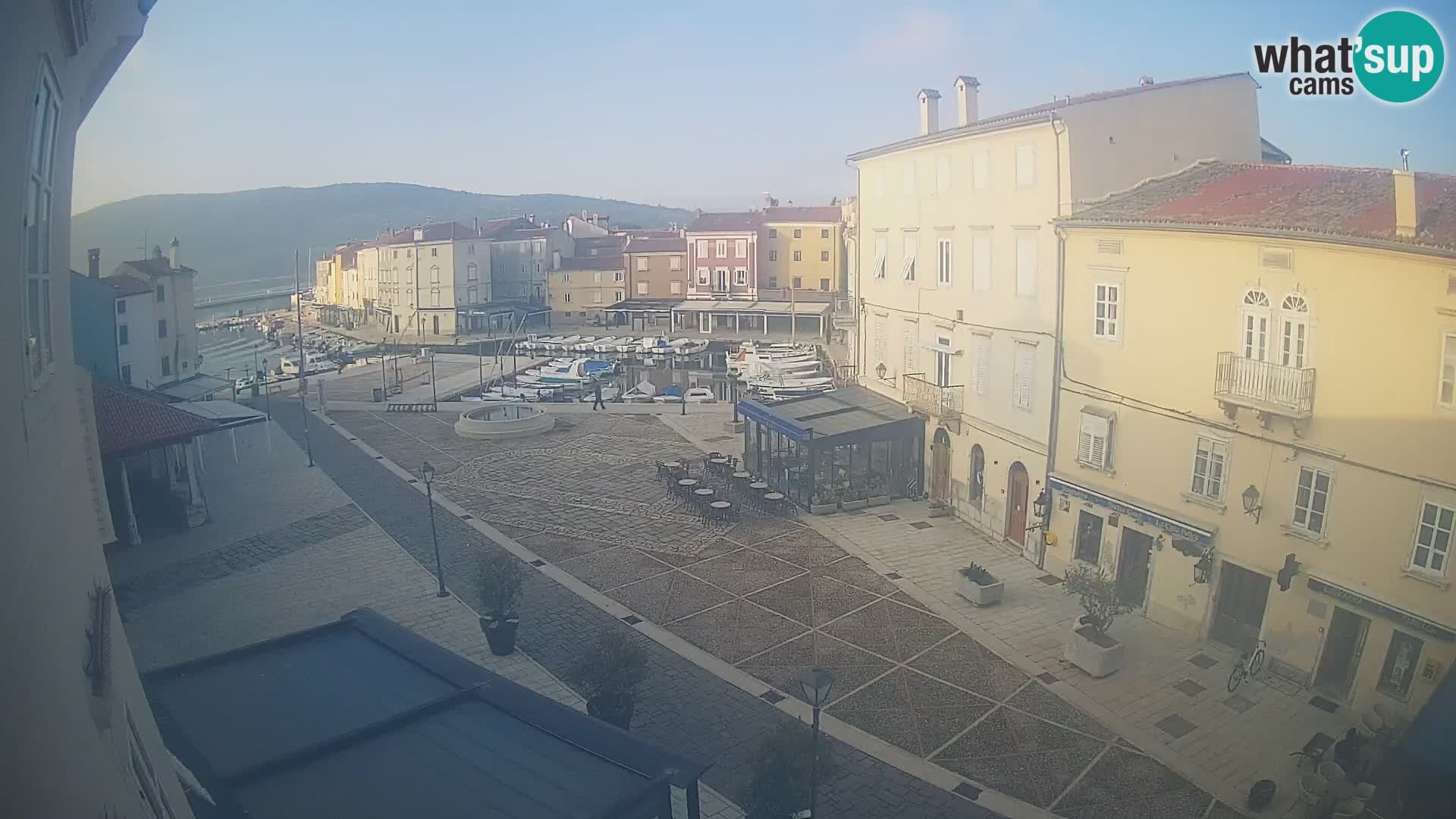 Web kamera Grad Cres – glavni trg i “mandrač” – otok Cres