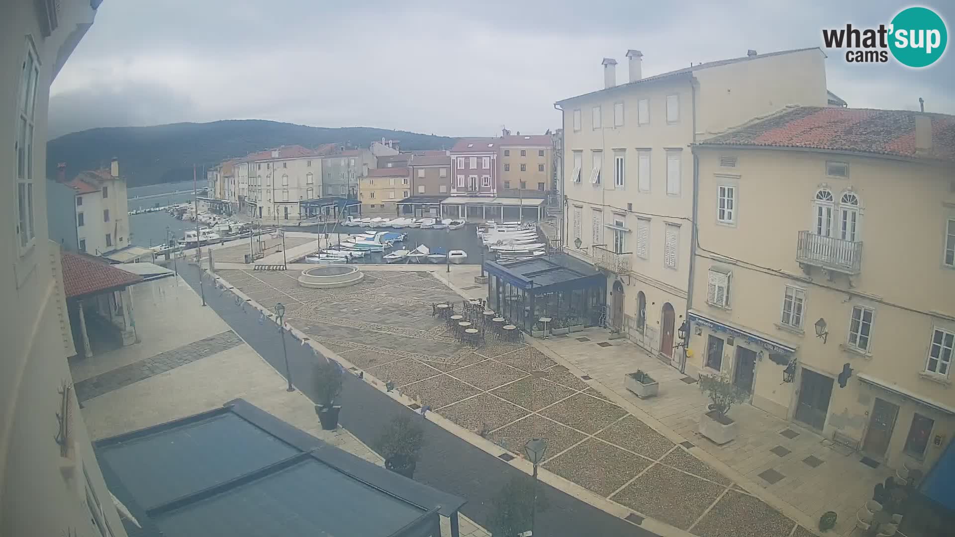 Cámara en vivo ciudad de Cres – plaza principal y “mandrač” – isla de Cres – Croacia