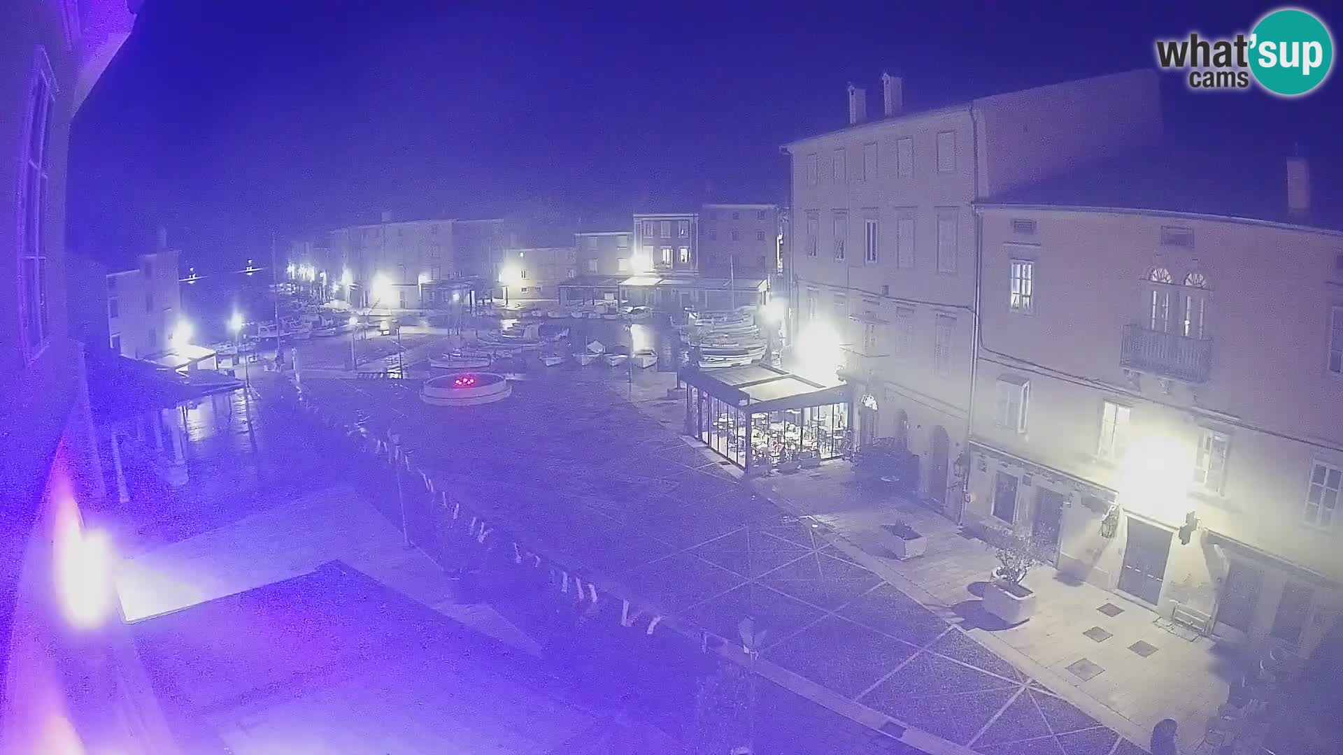 Web kamera Grad Cres – glavni trg i “mandrač” – otok Cres