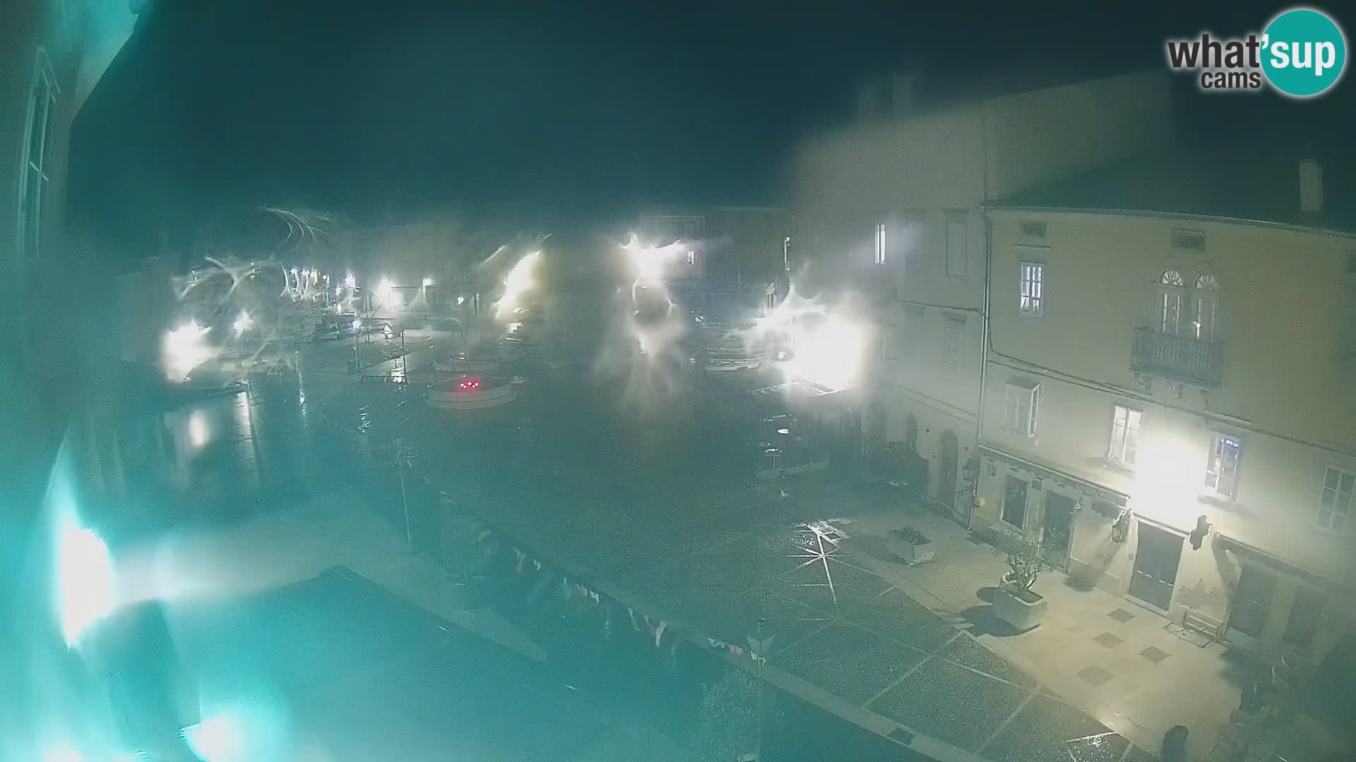 Web kamera Grad Cres – glavni trg i “mandrač” – otok Cres