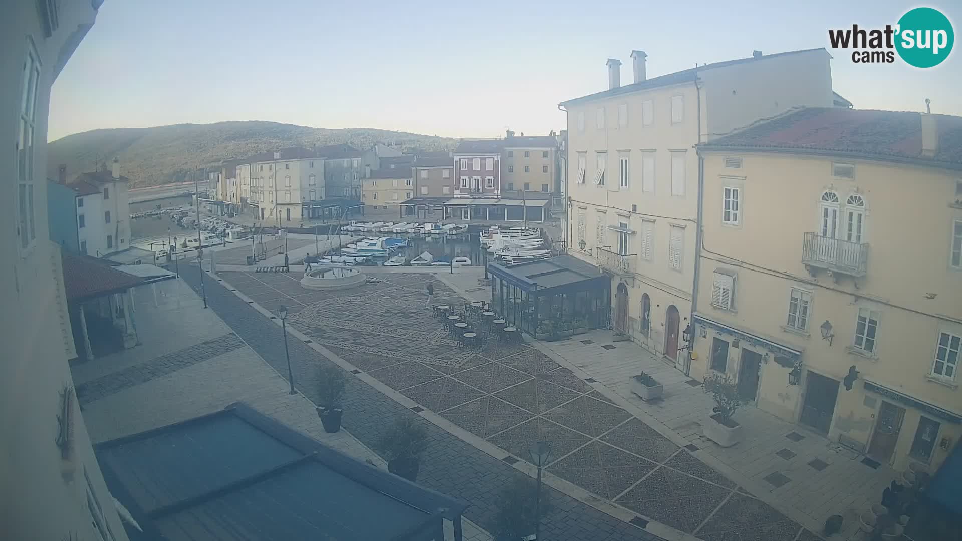 V ŽIVO spletna kamera Cres mesto – glavni trg in “mandrač” – otok Cres – Hrvaška