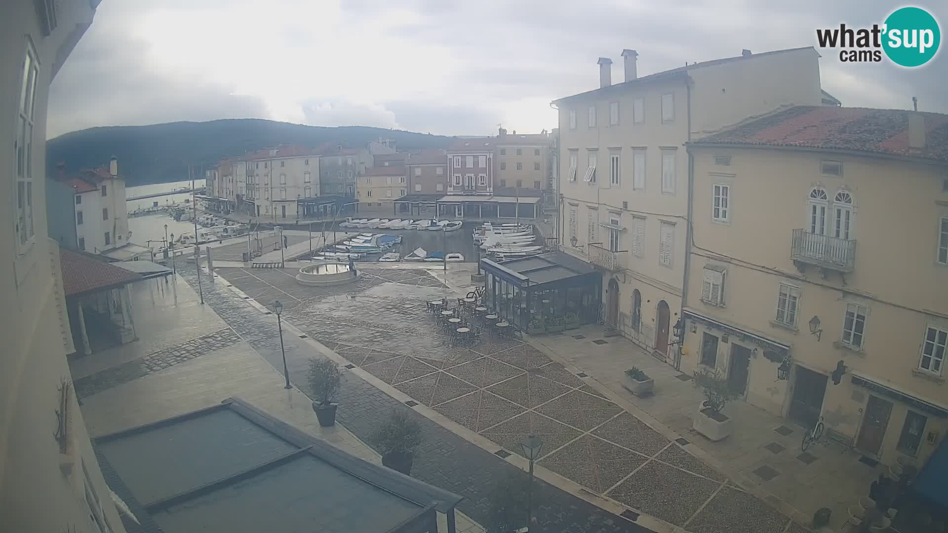 LIVE cam Cres city – place principale et “mandrač” – île de Cres – Croatie