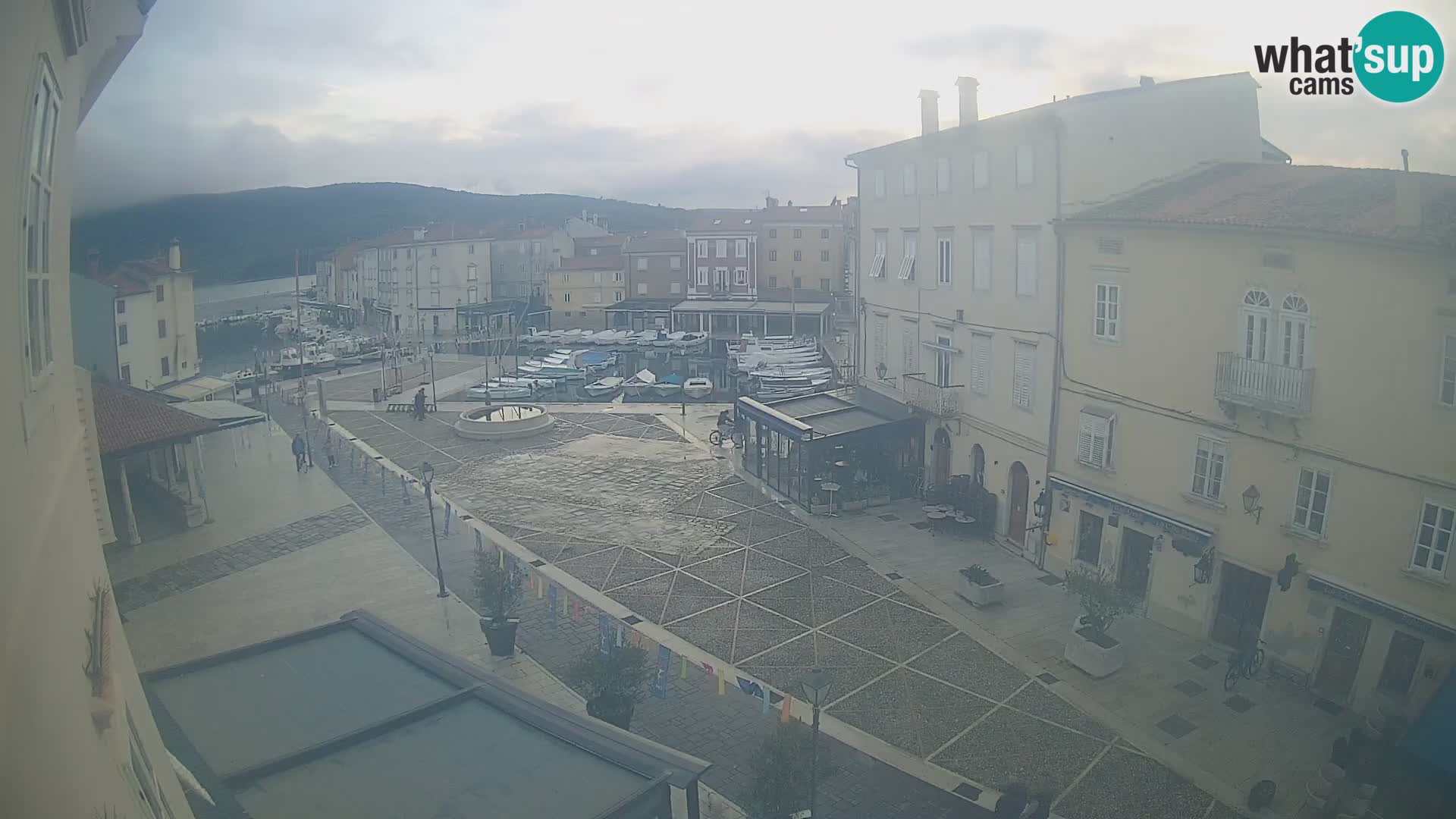 Cámara en vivo ciudad de Cres – plaza principal y “mandrač” – isla de Cres – Croacia