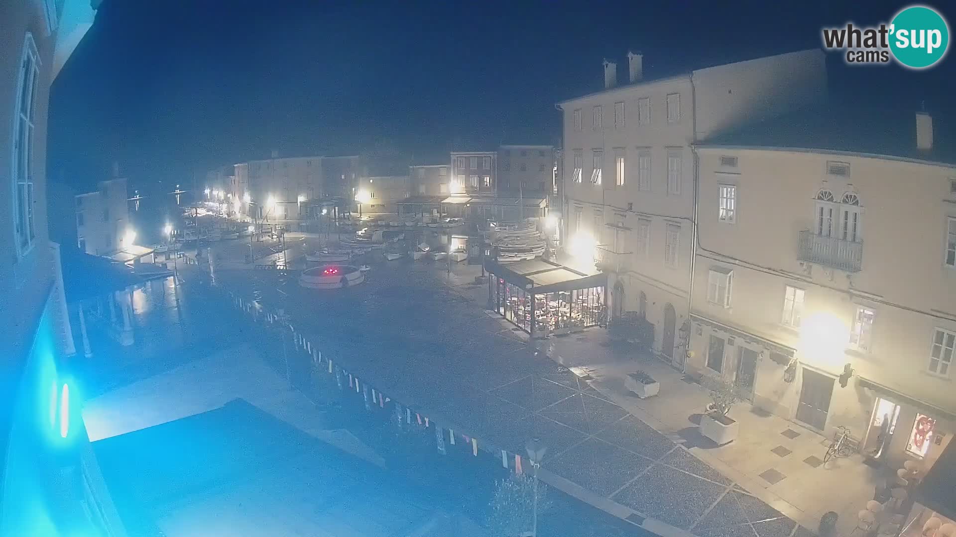 V ŽIVO spletna kamera Cres mesto – glavni trg in “mandrač” – otok Cres – Hrvaška