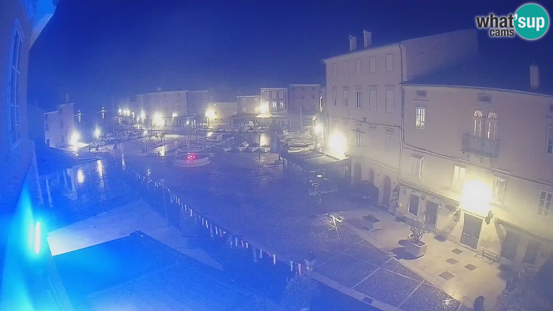 Kamera v ŽIVO Cres mesto – glavni trg in “mandrač” – otok Cres – Hrvaška