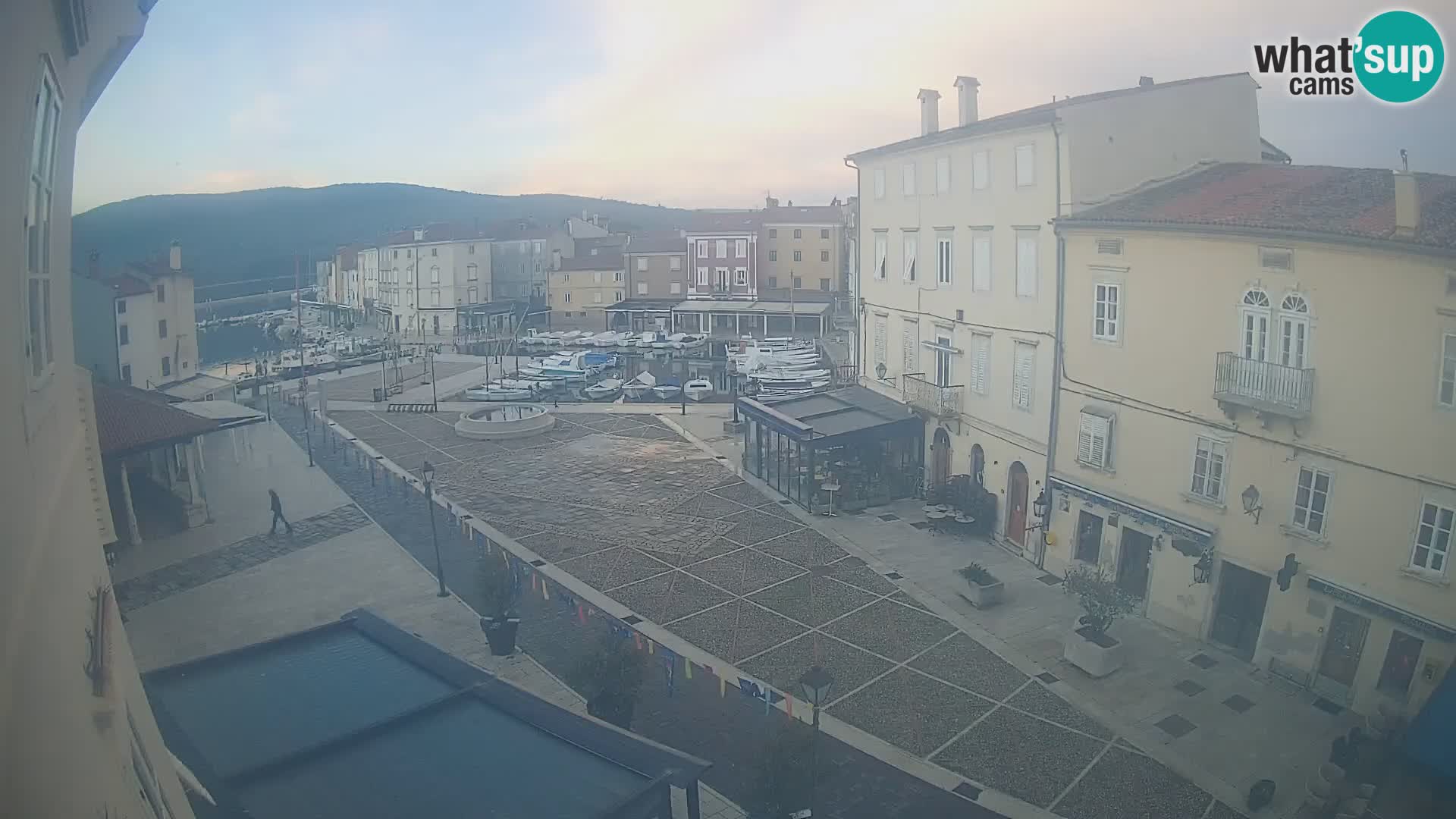 V ŽIVO spletna kamera Cres mesto – glavni trg in “mandrač” – otok Cres – Hrvaška