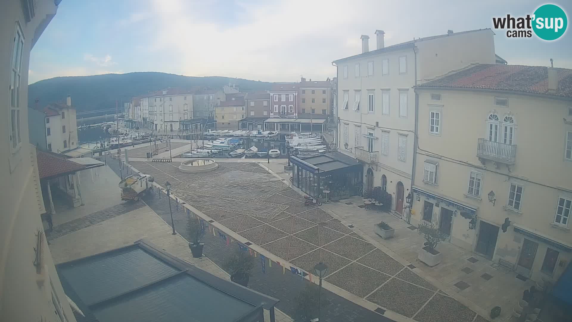 LIVE cam Cres città – piazza principale e “mandrač” – isola di Cherso – Croazia