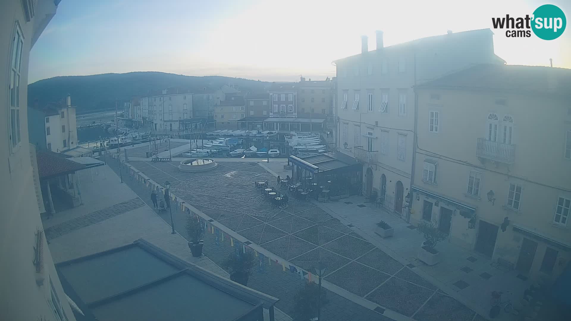 V ŽIVO spletna kamera Cres mesto – glavni trg in “mandrač” – otok Cres – Hrvaška