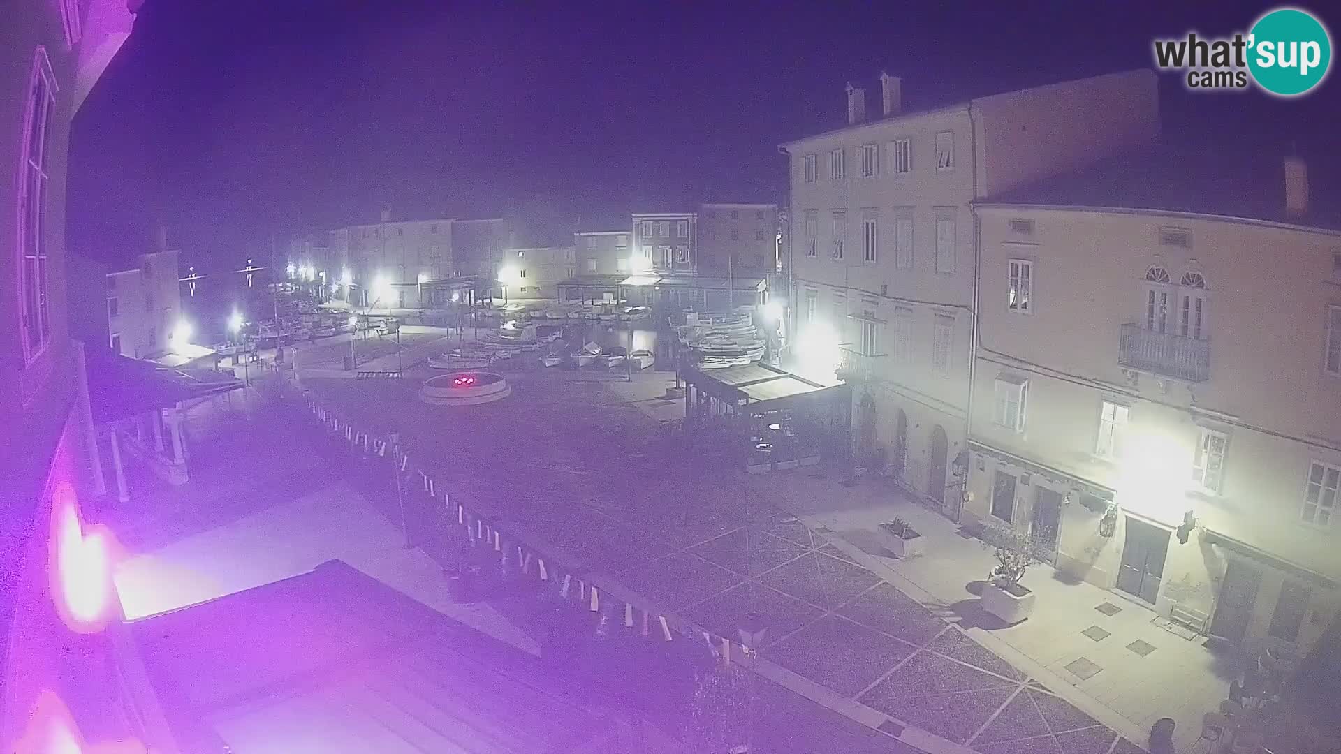 Web kamera Grad Cres – glavni trg i “mandrač” – otok Cres