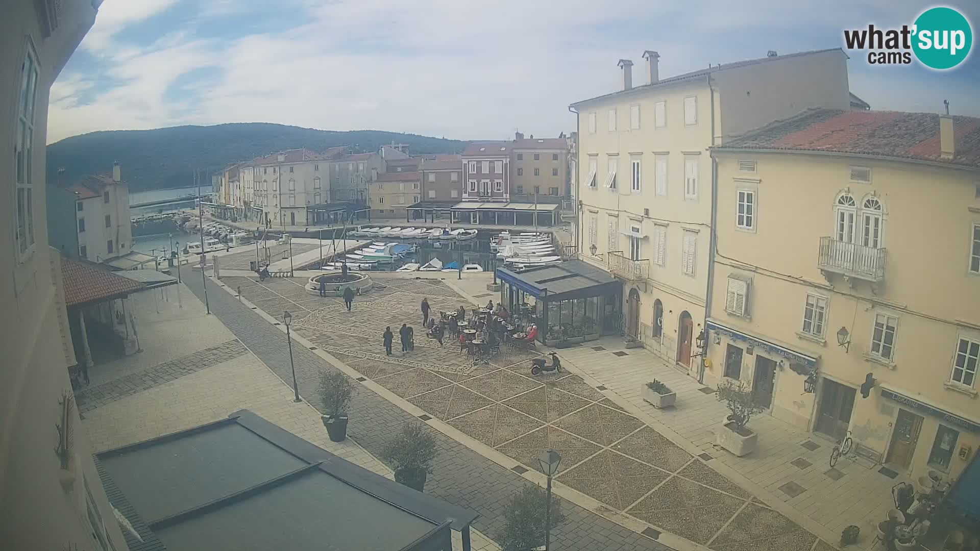 V ŽIVO spletna kamera Cres mesto – glavni trg in “mandrač” – otok Cres – Hrvaška