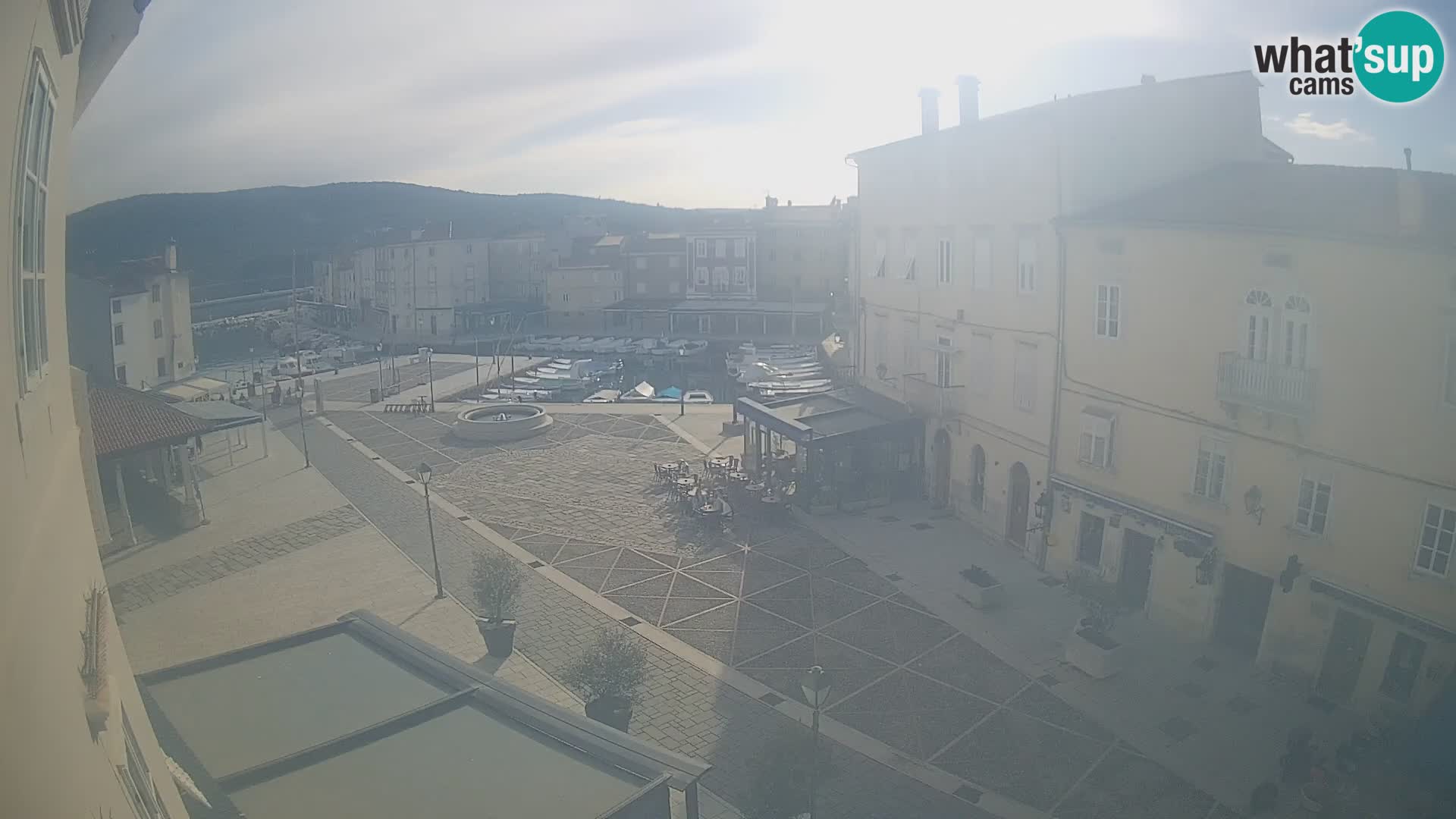 V ŽIVO spletna kamera Cres mesto – glavni trg in “mandrač” – otok Cres – Hrvaška