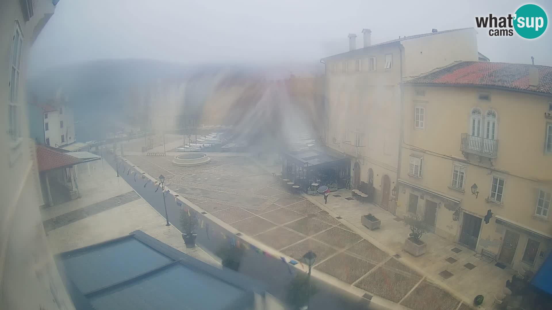 V ŽIVO spletna kamera Cres mesto – glavni trg in “mandrač” – otok Cres – Hrvaška