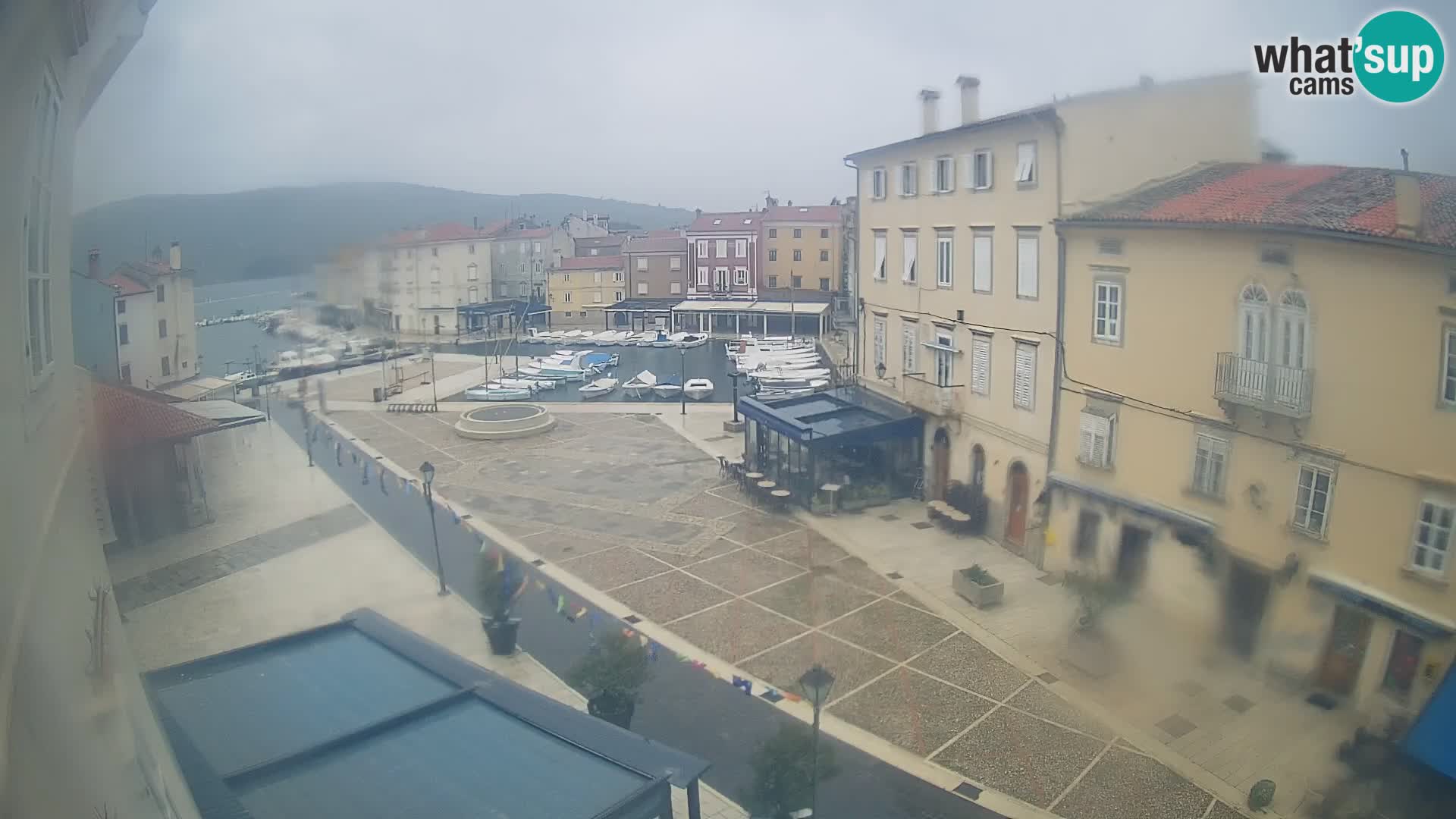 Cámara en vivo ciudad de Cres – plaza principal y “mandrač” – isla de Cres – Croacia