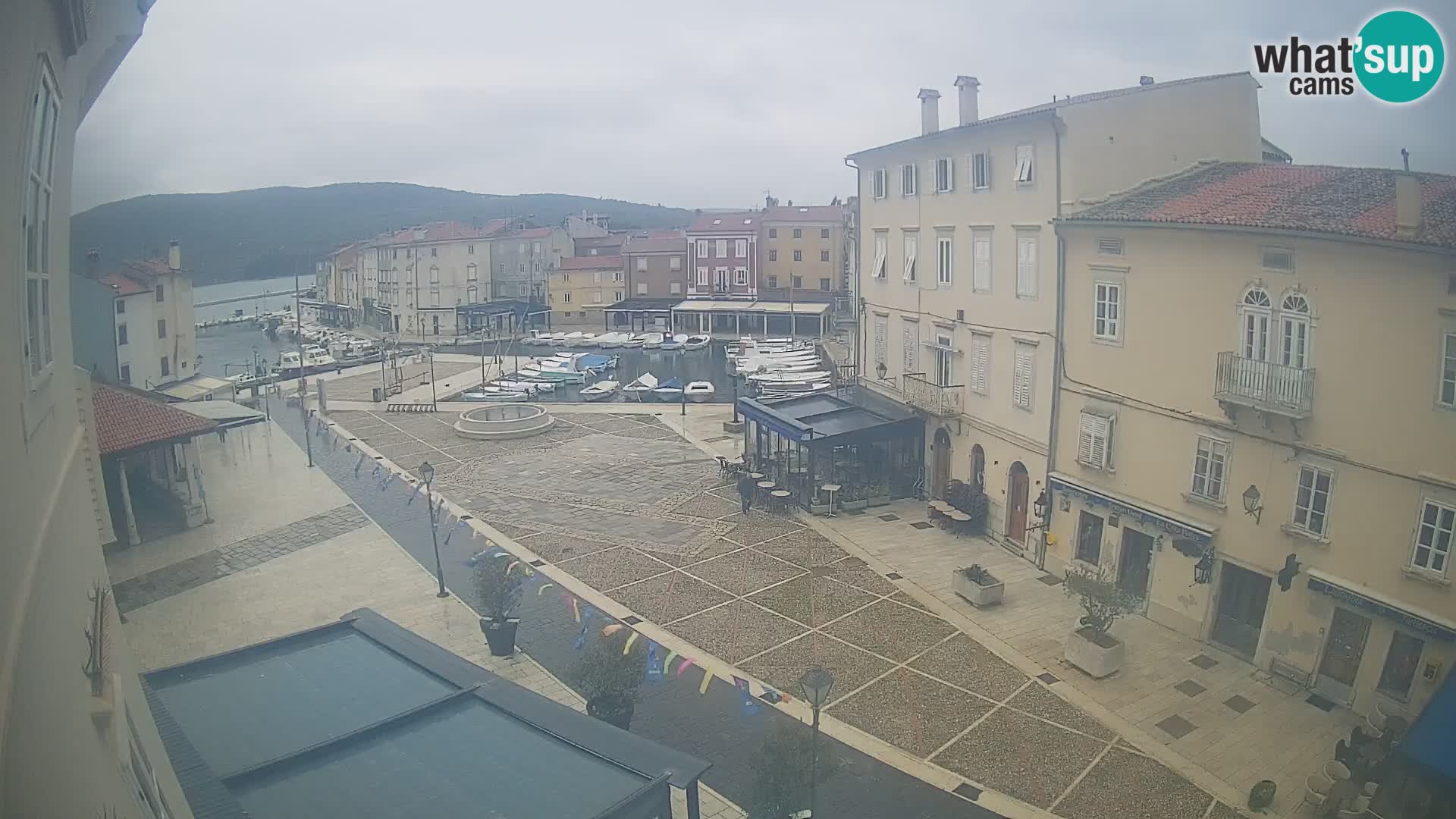V ŽIVO spletna kamera Cres mesto – glavni trg in “mandrač” – otok Cres – Hrvaška