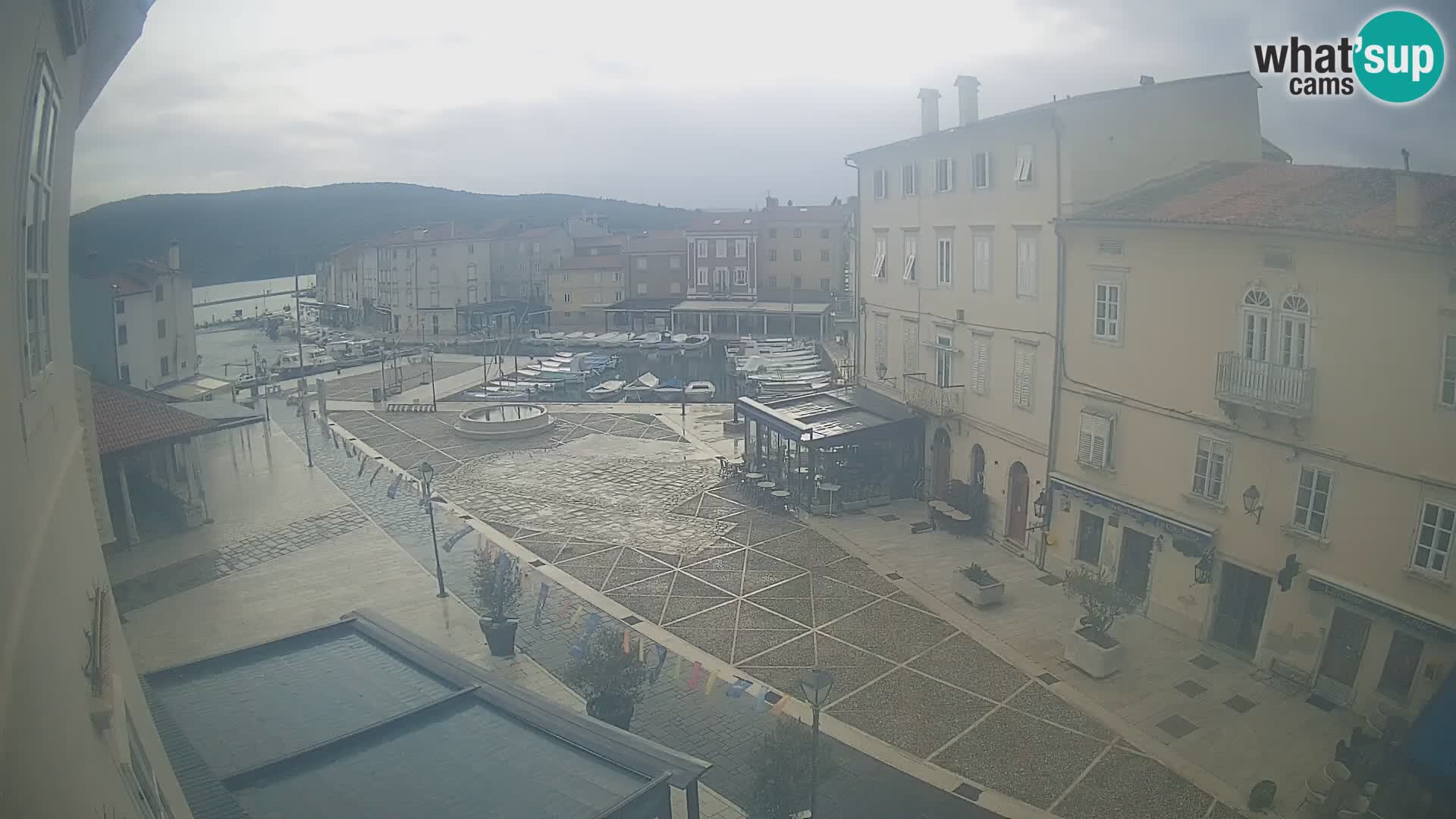 LIVE cam Cres city – place principale et “mandrač” – île de Cres – Croatie