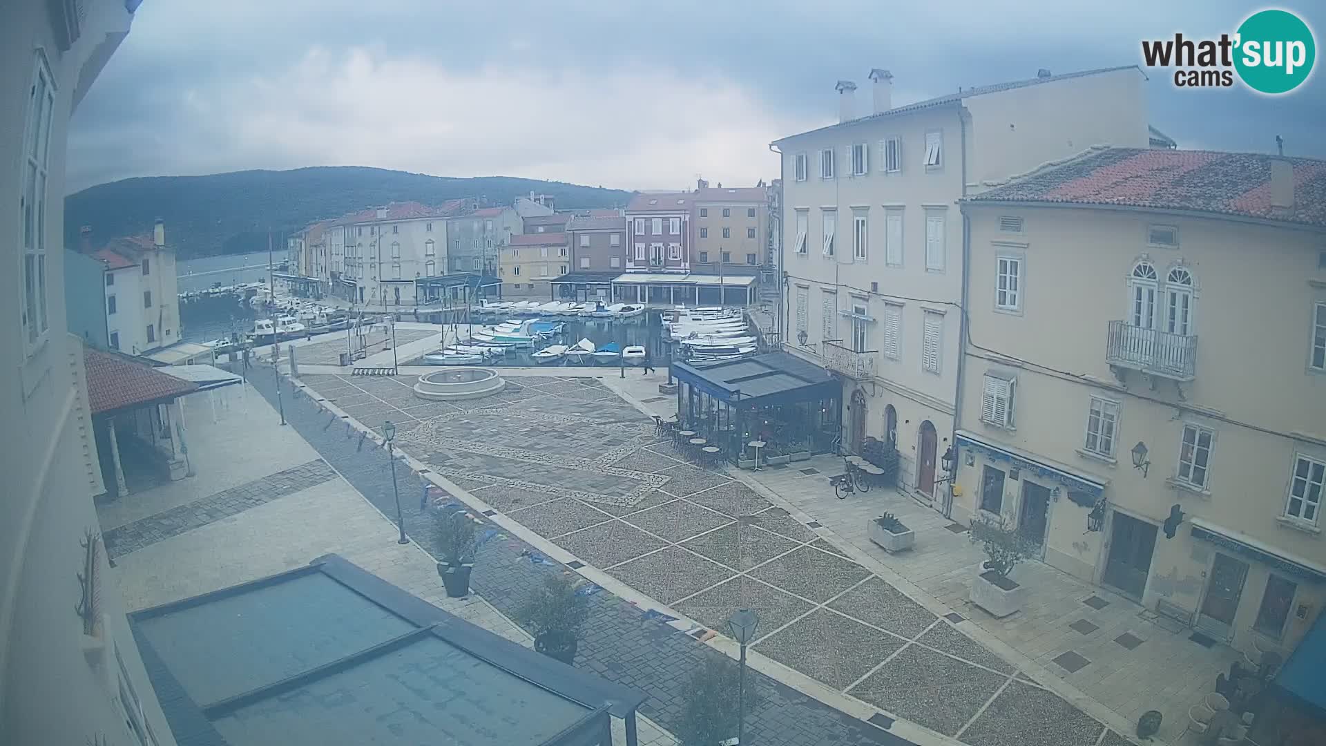 V ŽIVO spletna kamera Cres mesto – glavni trg in “mandrač” – otok Cres – Hrvaška