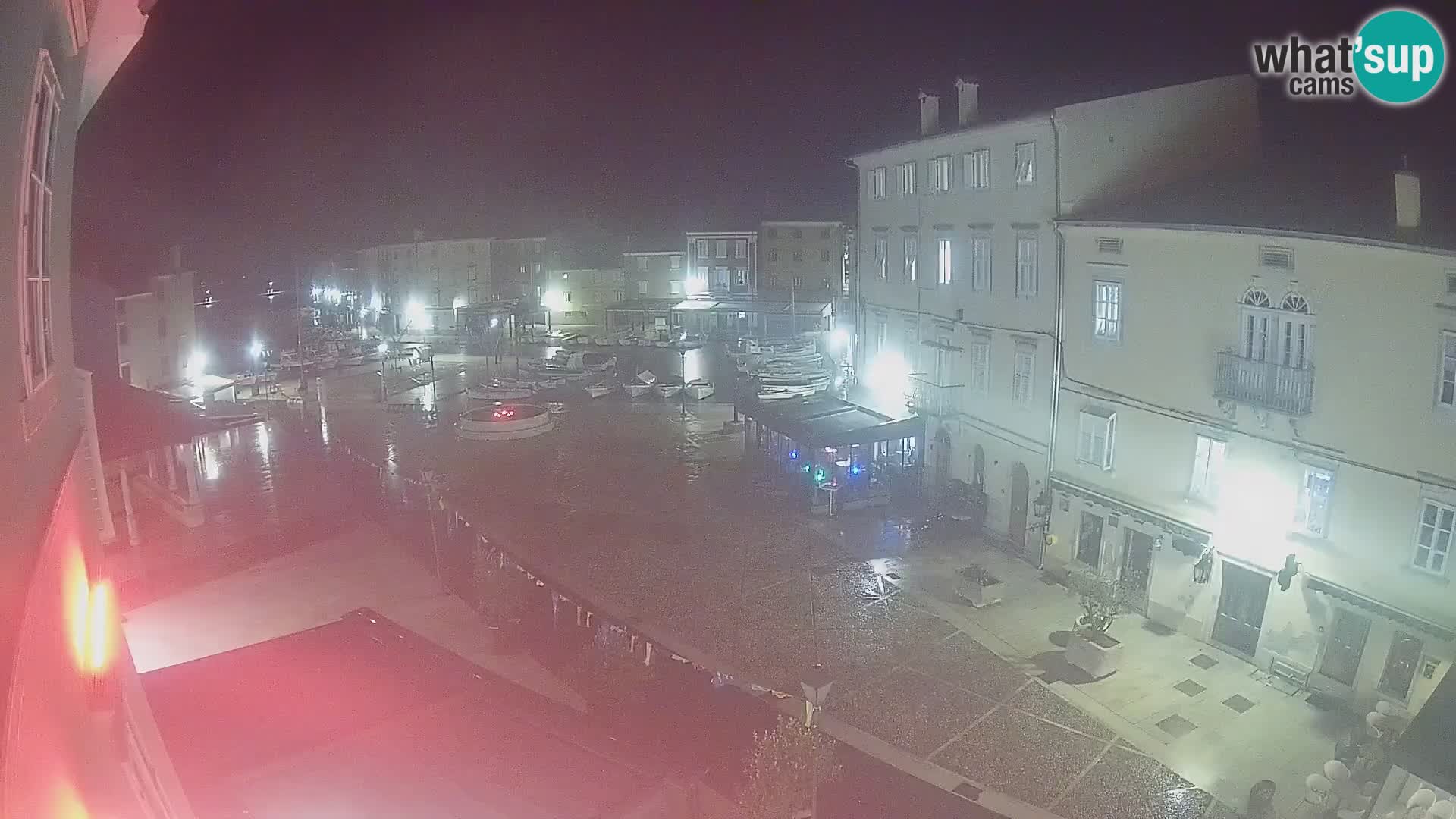 Kamera v ŽIVO Cres mesto – glavni trg in “mandrač” – otok Cres – Hrvaška