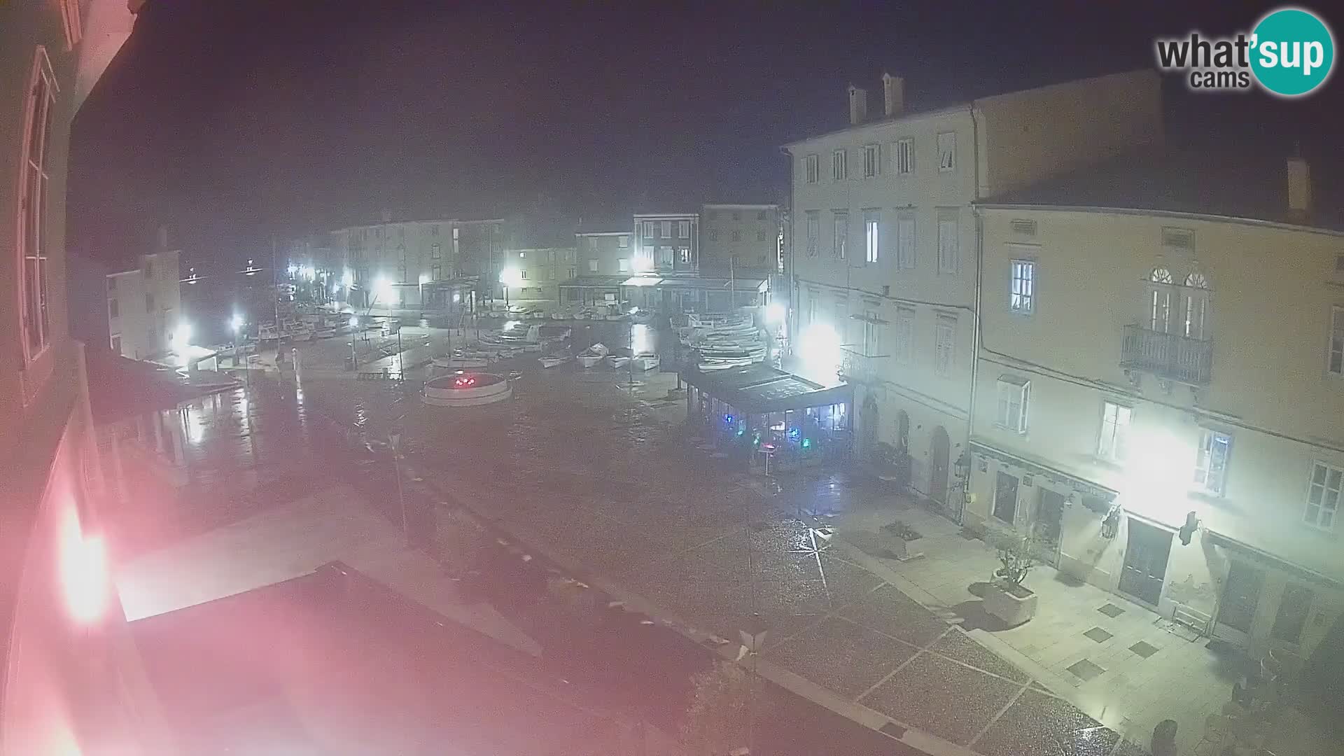 V ŽIVO spletna kamera Cres mesto – glavni trg in “mandrač” – otok Cres – Hrvaška