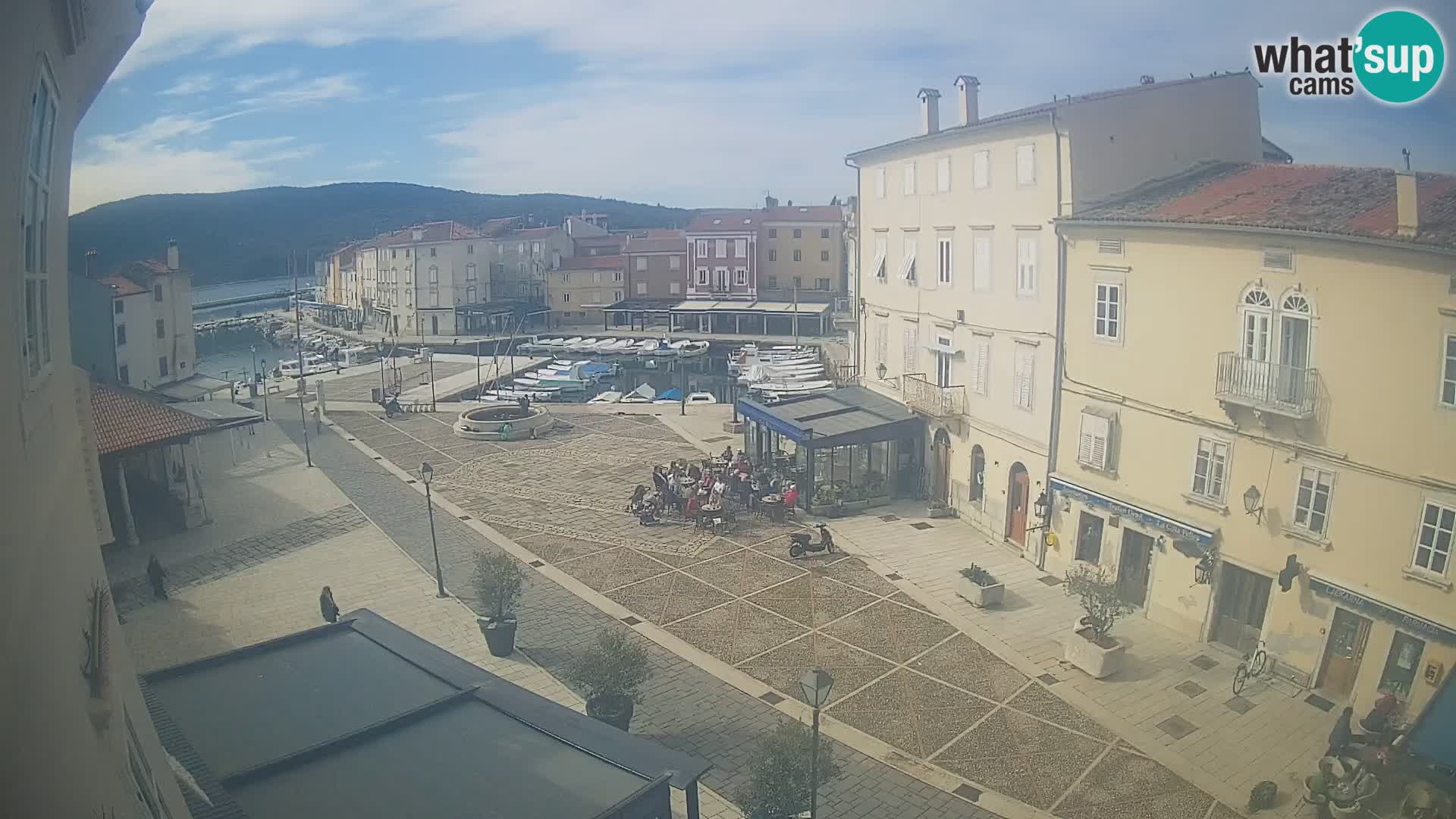 Cámara en vivo ciudad de Cres – plaza principal y “mandrač” – isla de Cres – Croacia