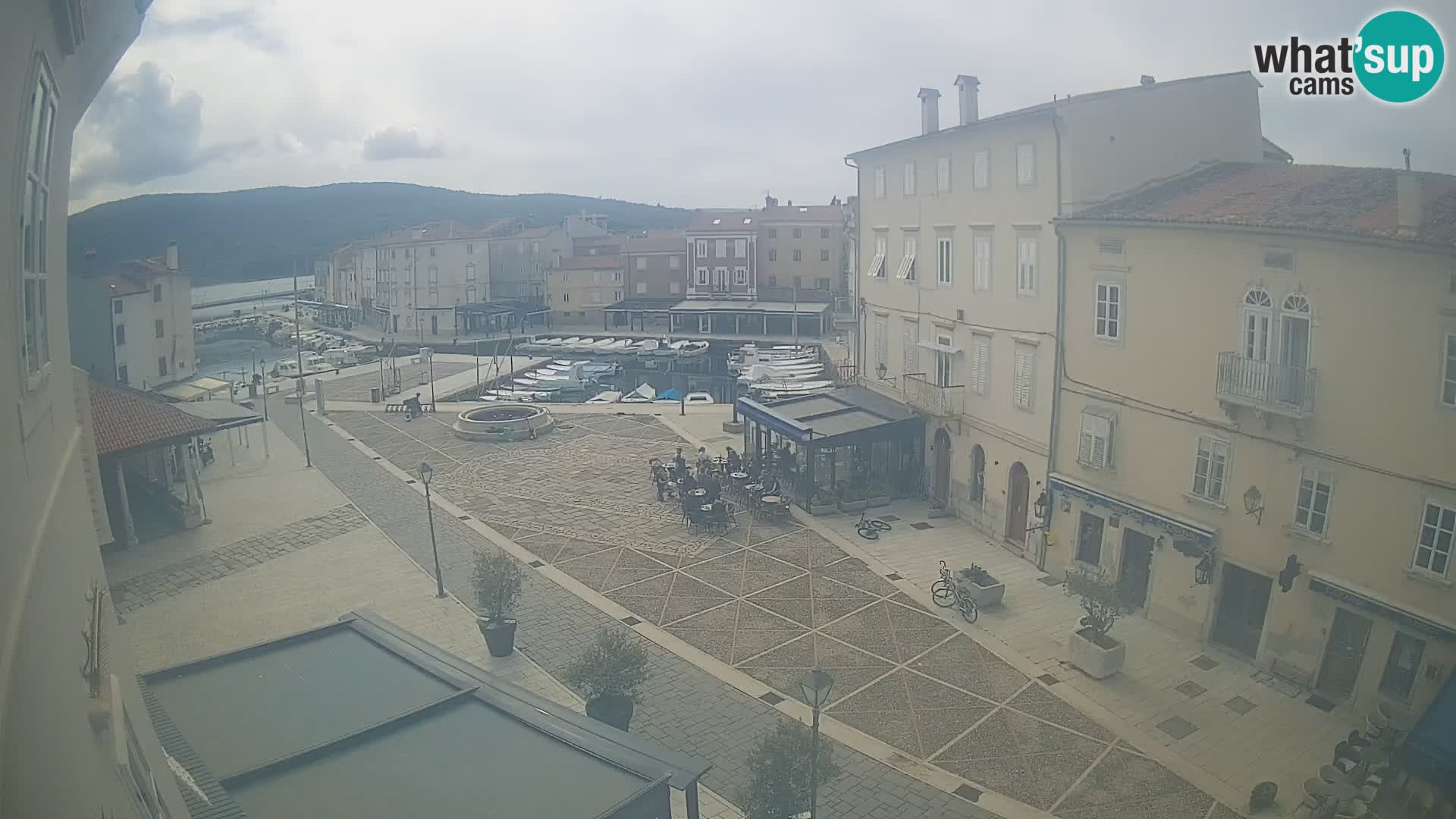 Web kamera Grad Cres – glavni trg i “mandrač” – otok Cres