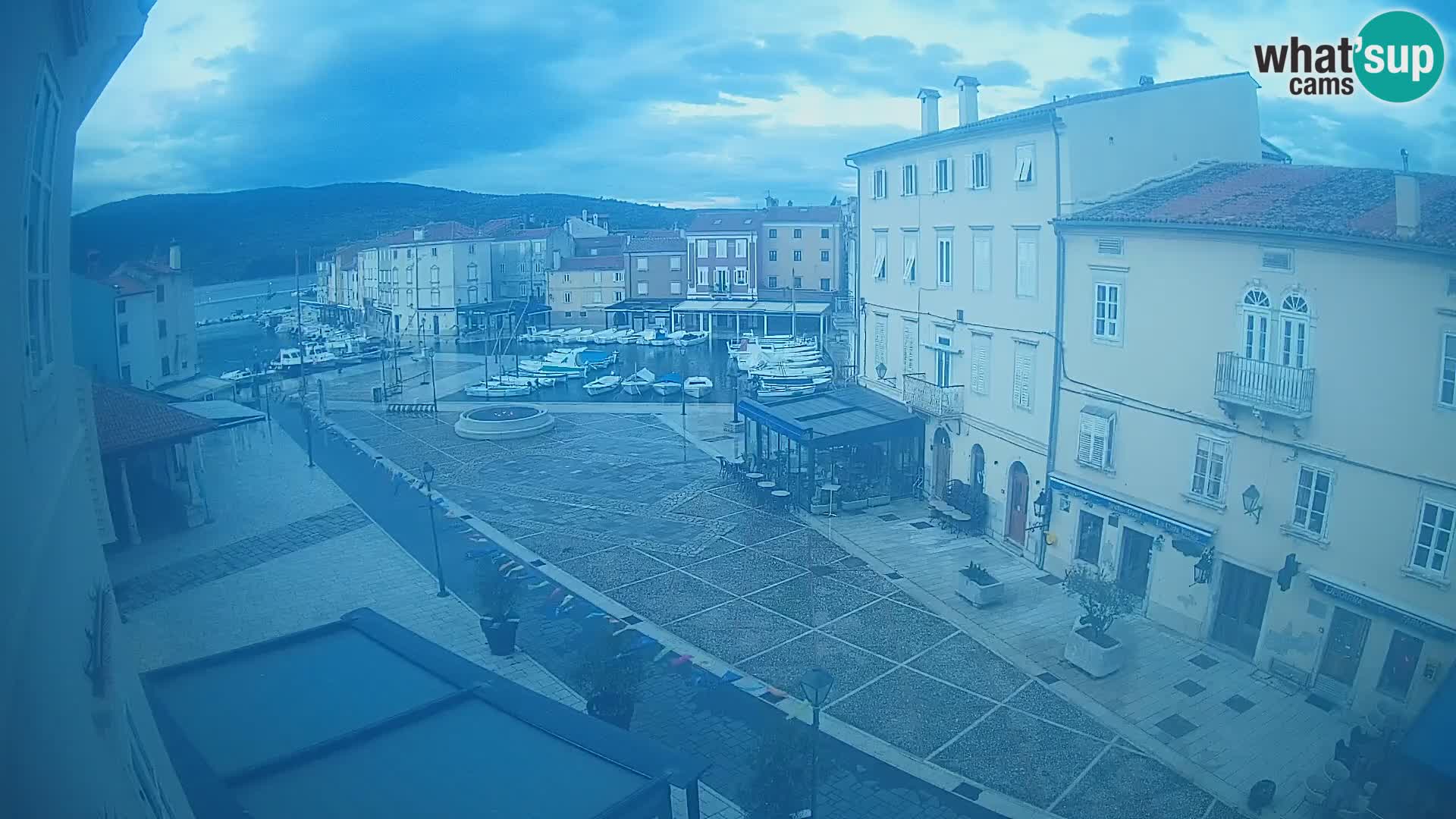 LIVE cam Cres city – place principale et “mandrač” – île de Cres – Croatie