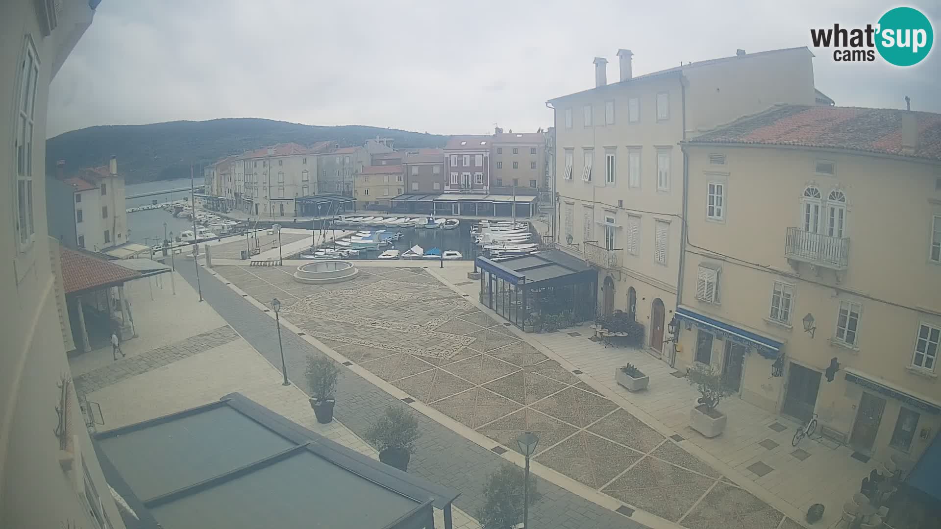 Cámara en vivo ciudad de Cres – plaza principal y “mandrač” – isla de Cres – Croacia