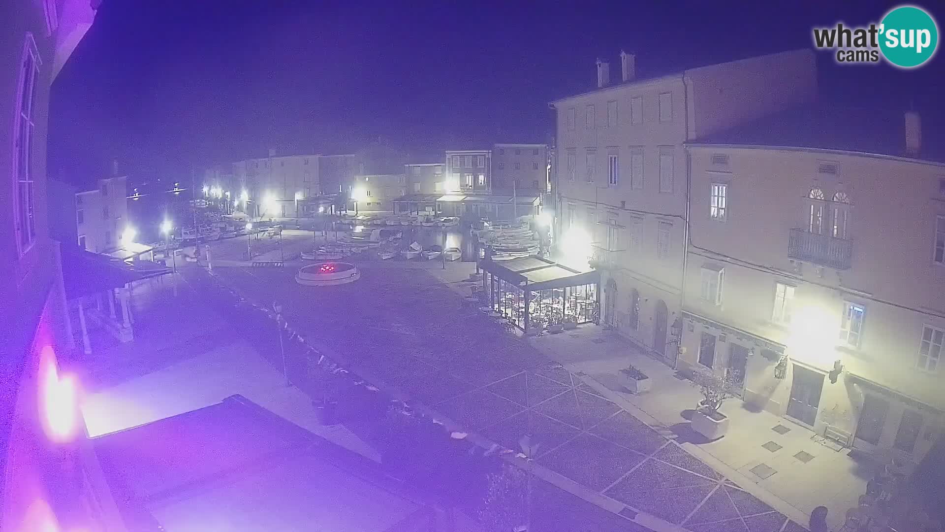 Web kamera Grad Cres – glavni trg i “mandrač” – otok Cres