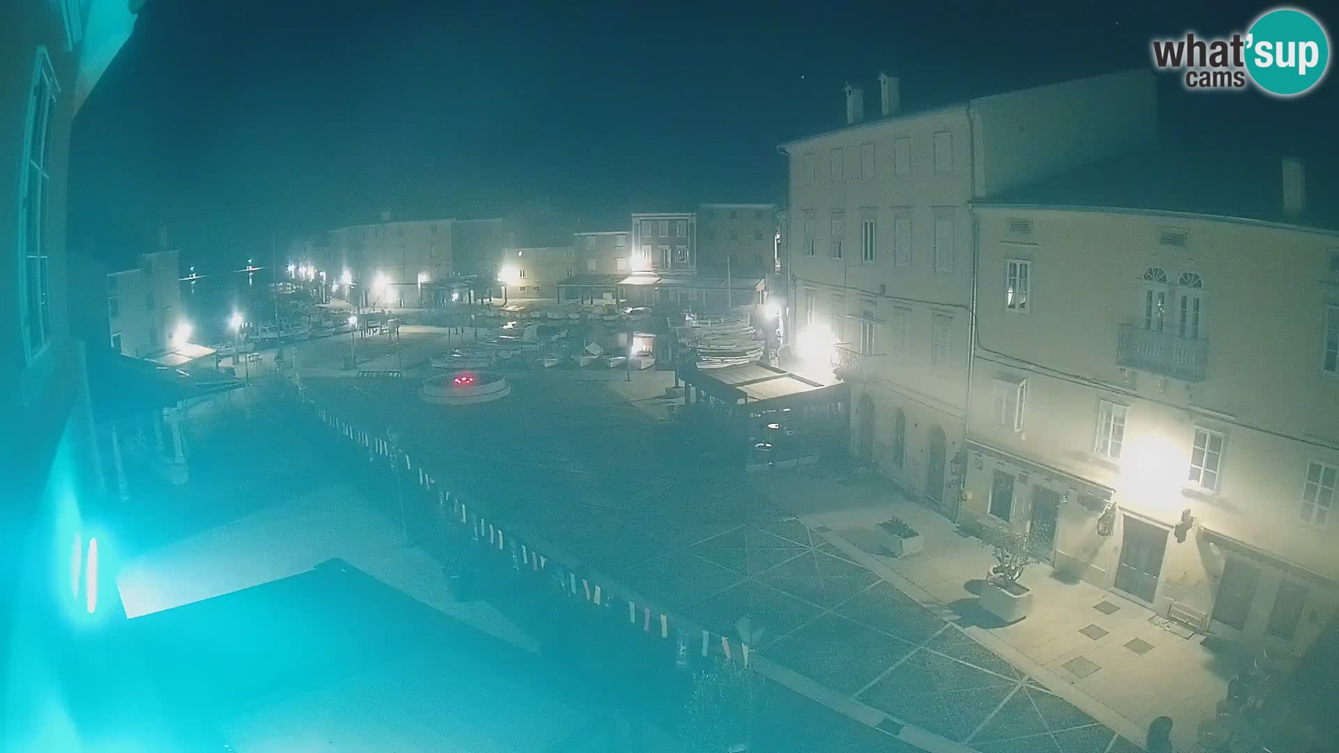 Web kamera Grad Cres – glavni trg i “mandrač” – otok Cres