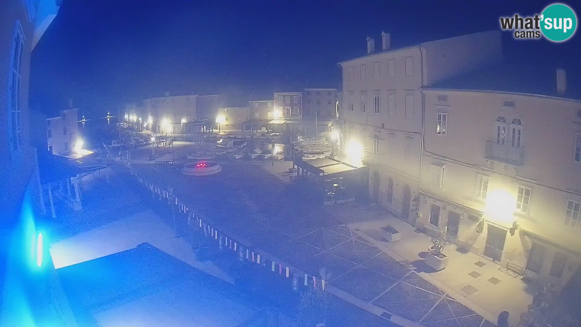 Web kamera Grad Cres – glavni trg i “mandrač” – otok Cres