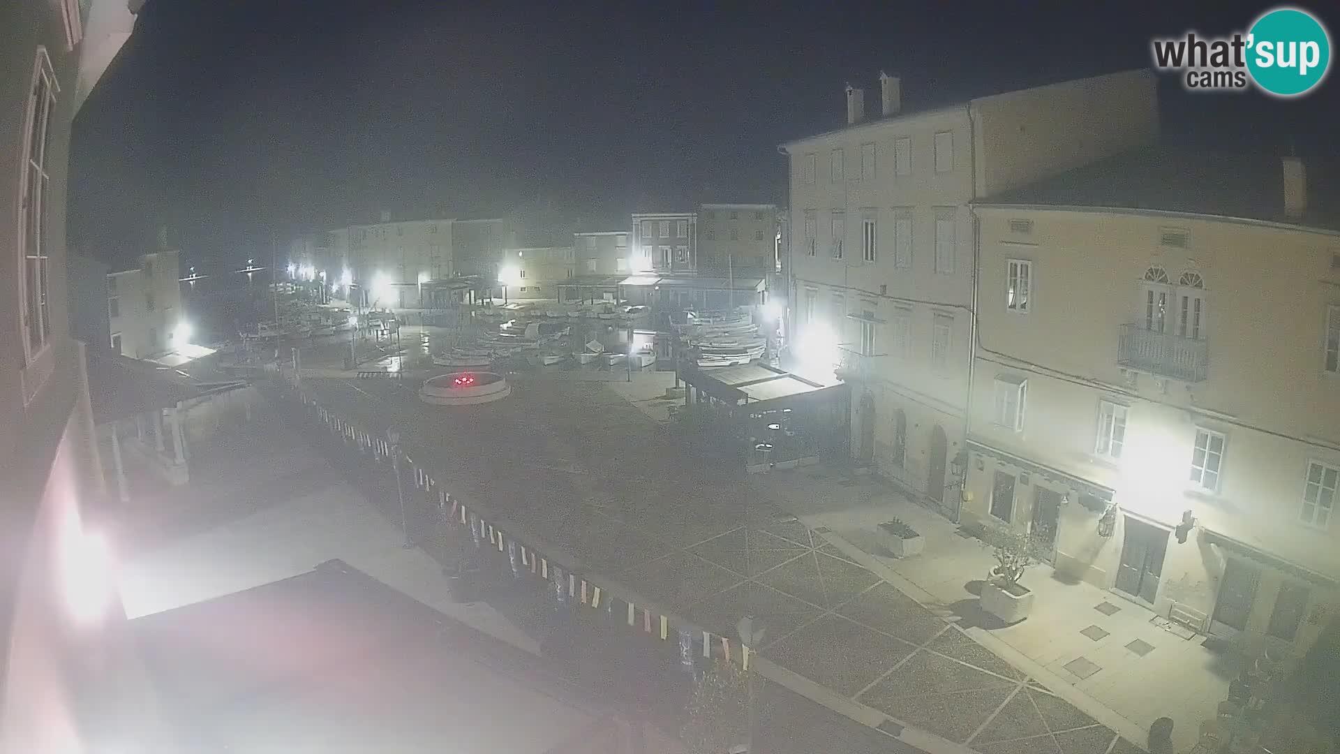 Web kamera Grad Cres – glavni trg i “mandrač” – otok Cres