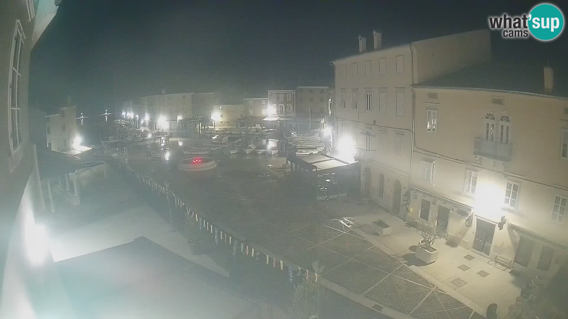 Web kamera Grad Cres – glavni trg i “mandrač” – otok Cres