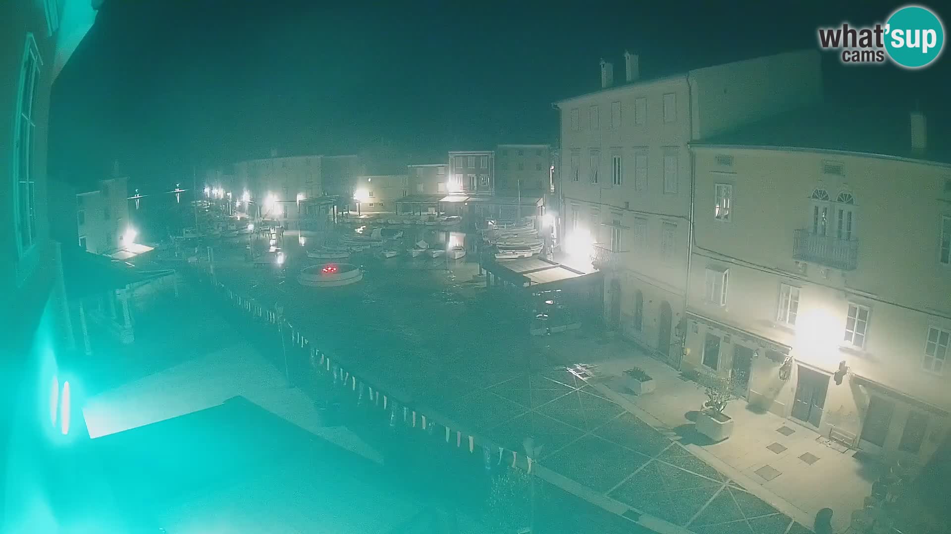 Cámara en vivo ciudad de Cres – plaza principal y “mandrač” – isla de Cres – Croacia