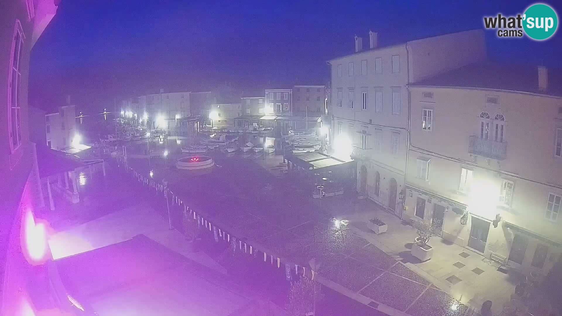 V ŽIVO spletna kamera Cres mesto – glavni trg in “mandrač” – otok Cres – Hrvaška