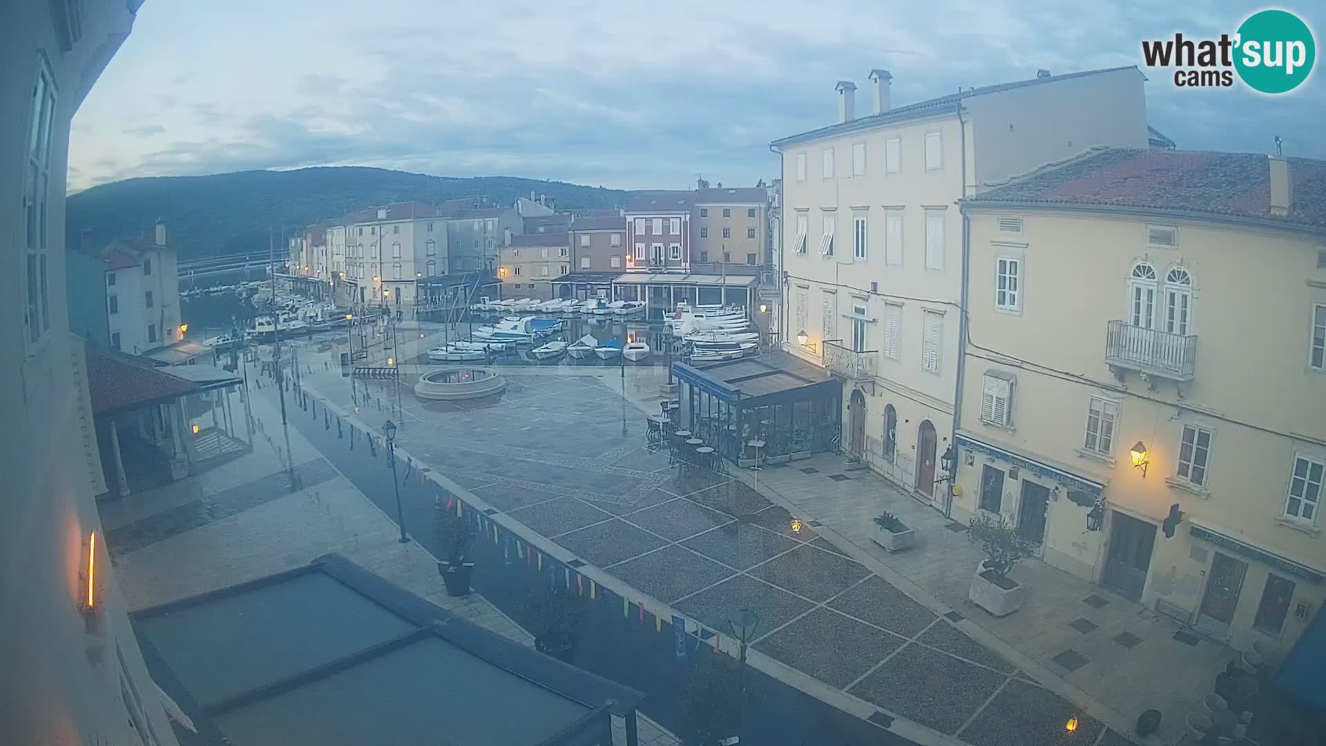 V ŽIVO spletna kamera Cres mesto – glavni trg in “mandrač” – otok Cres – Hrvaška