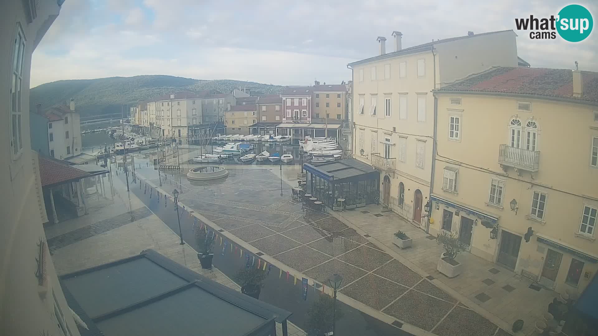 V ŽIVO spletna kamera Cres mesto – glavni trg in “mandrač” – otok Cres – Hrvaška