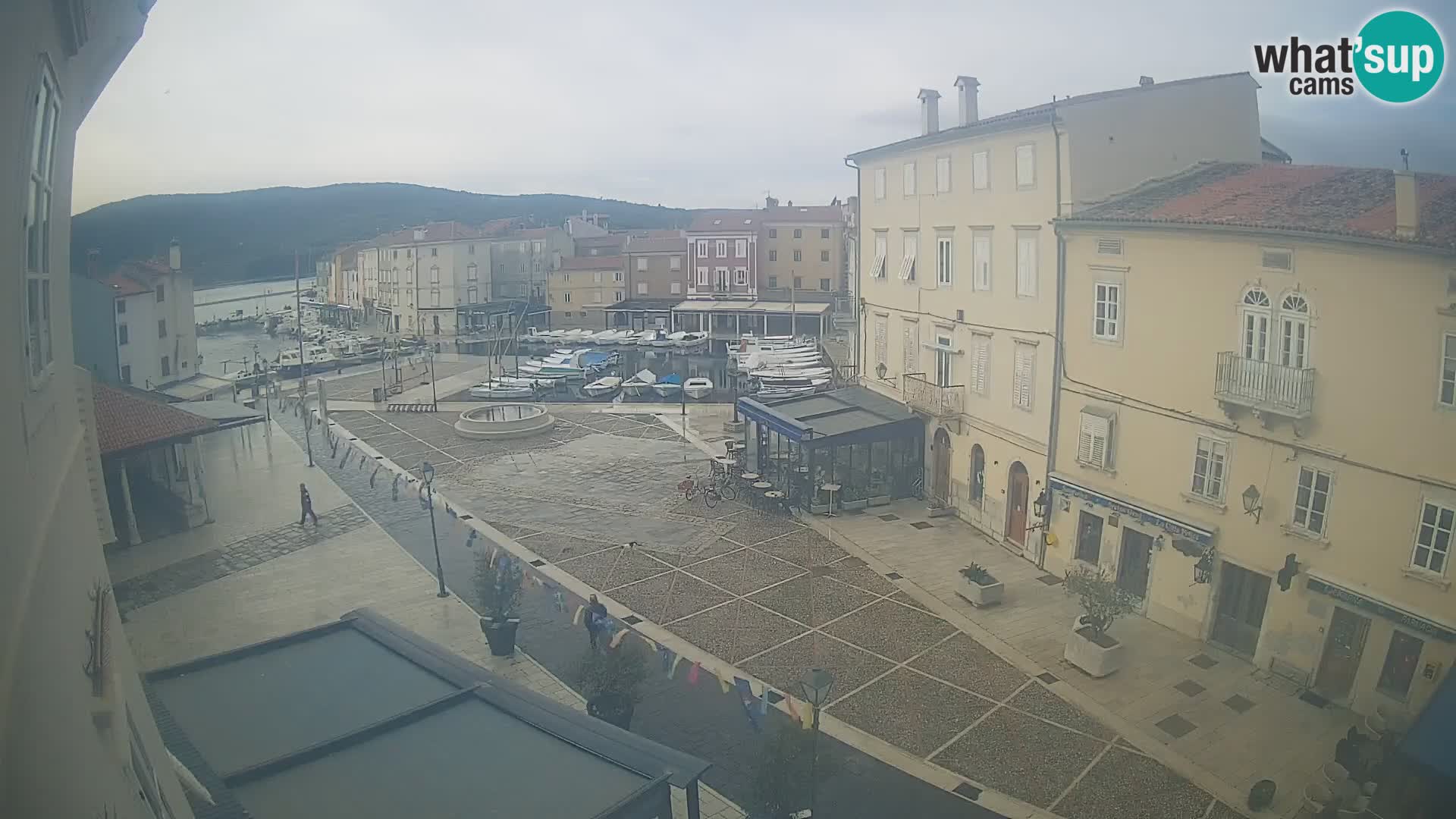 V ŽIVO spletna kamera Cres mesto – glavni trg in “mandrač” – otok Cres – Hrvaška