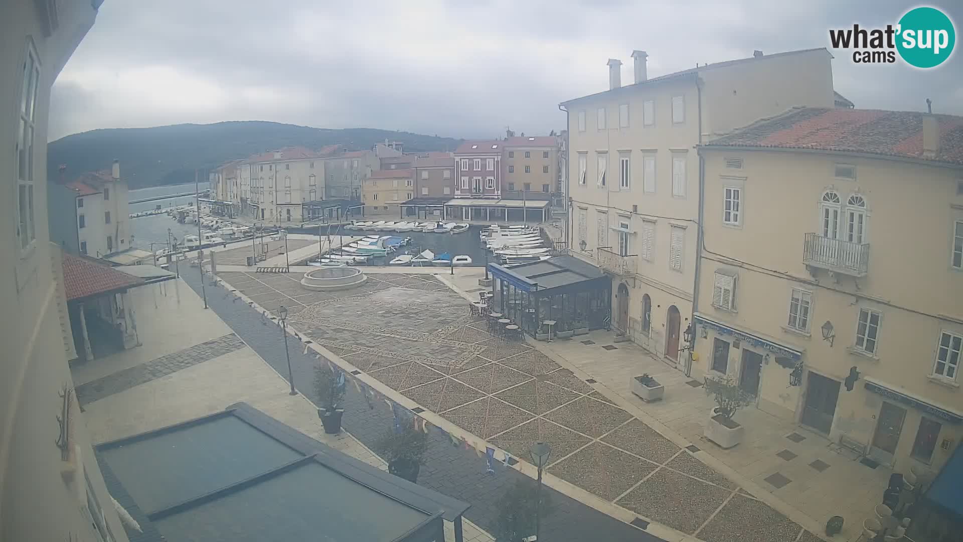 V ŽIVO spletna kamera Cres mesto – glavni trg in “mandrač” – otok Cres – Hrvaška