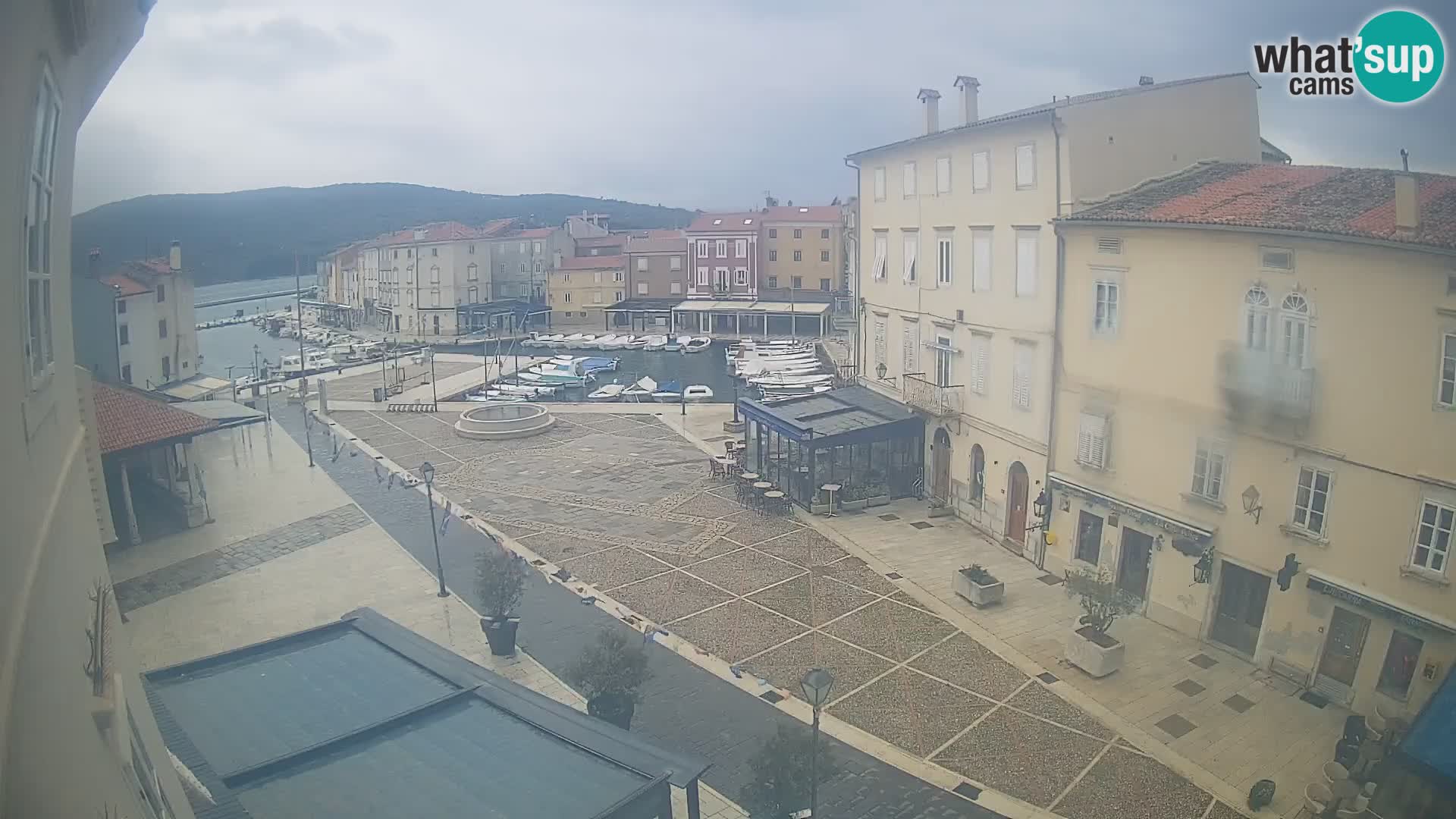 Kamera v ŽIVO Cres mesto – glavni trg in “mandrač” – otok Cres – Hrvaška